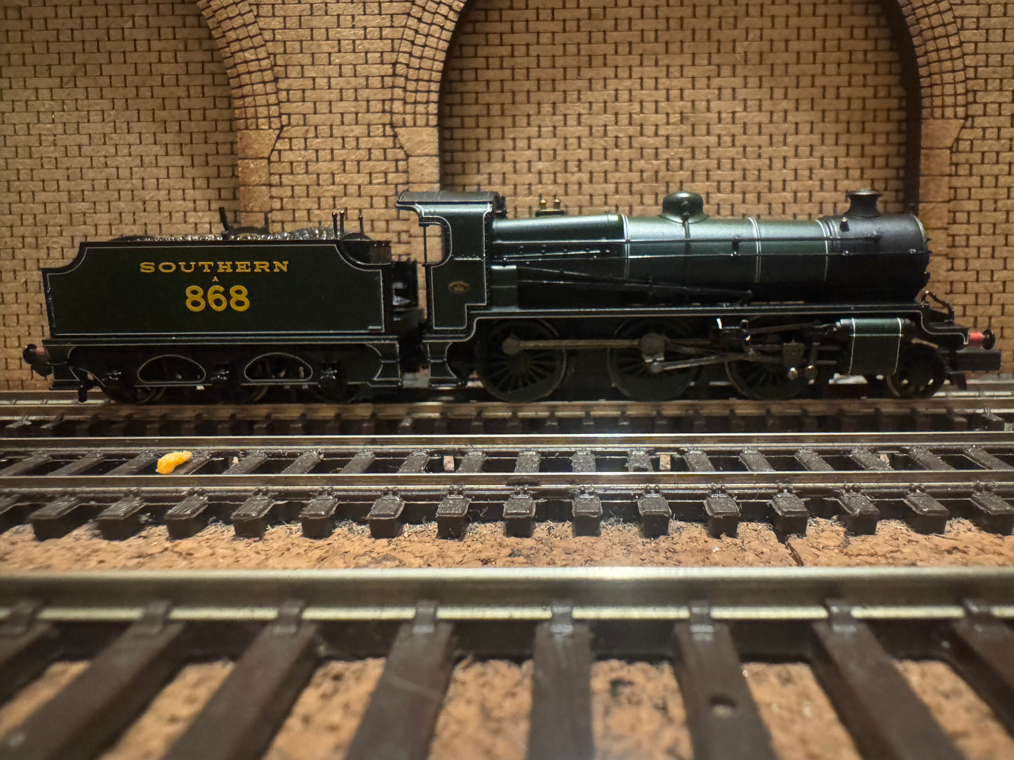 Graham Farish 372-930 Southern Railway N Class ‘Mongolipers’ No.A868 in Early Southern Olive Green. DCC Ready 