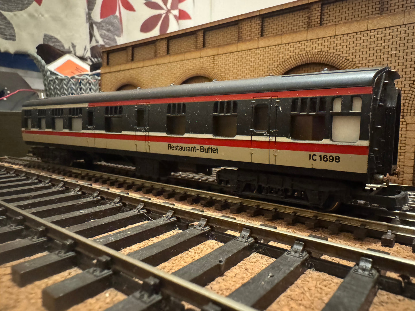 Lima L305320 (OO) British Railways MK1 Restaurant-Buffet No.IC1698 in British Rail Intercity Executive livery 