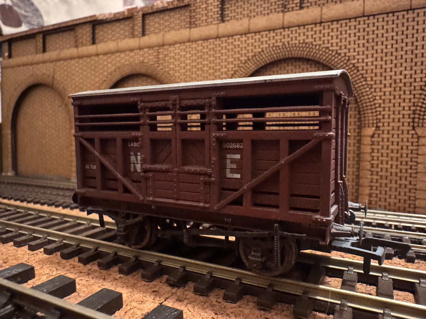 Bachmann 37-607A (OO) London North Eastern Railway 12T Cattle Wagon No.502682 in weathered NE Brown. 
