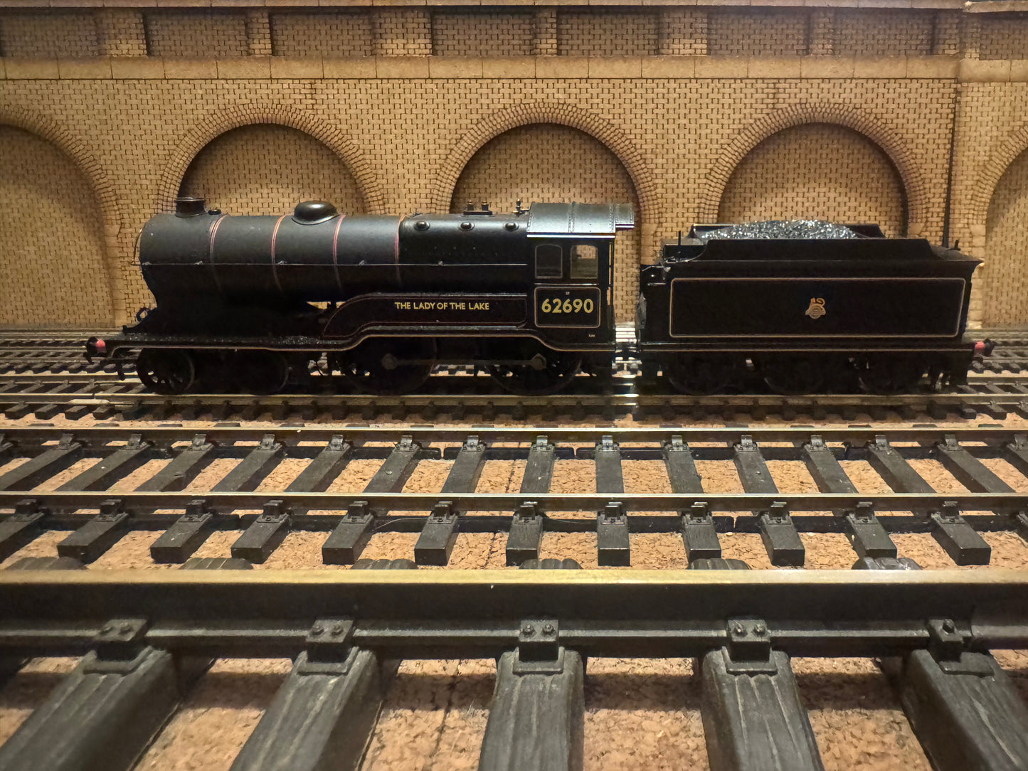 Bachmann 31-135 (OO) Ex LNER D11/2 ‘Scottish Director’ No.62690 “Lady Of The Lake” in British Railways Lined Black. (Shed Code 64B, St Rollox Depot) DCC Ready 