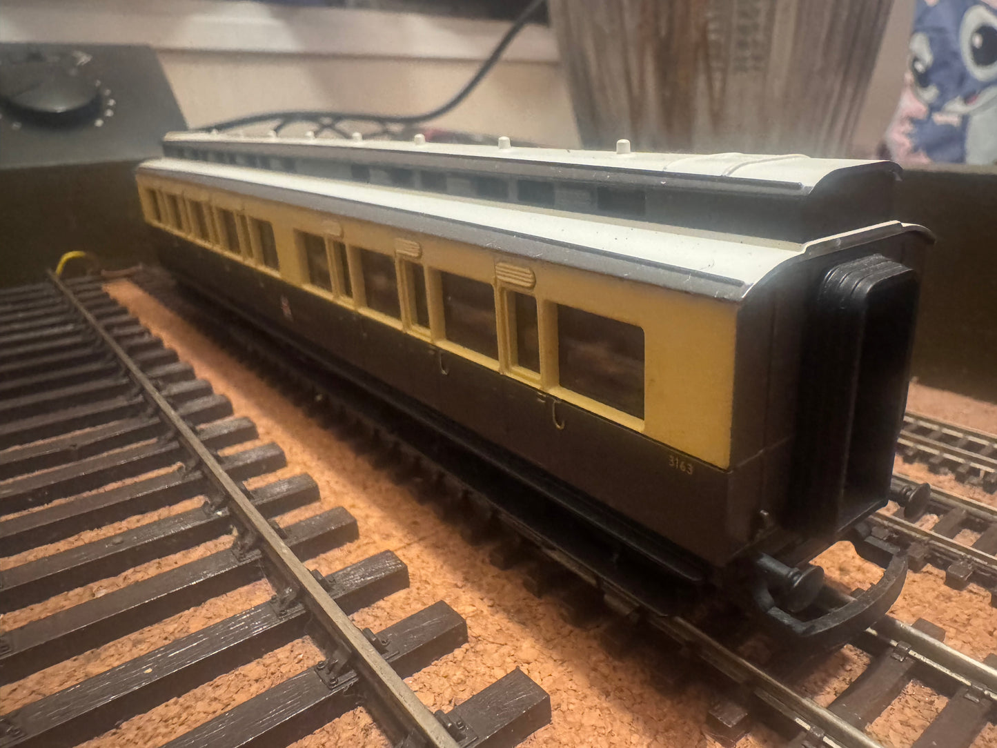 Hornby R4222A (OO) Great Western Railway ‘Dean’ Clerestory 3rd, No.3163 in GWR 1927-1934 Chocolate and Cream livery. 