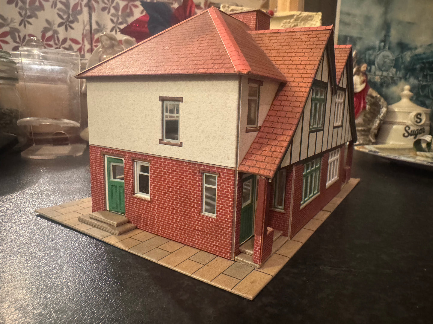Metcalfe PO266 (OO / 1:76) 1930s Suburban Semi and Garages. Pre Made 