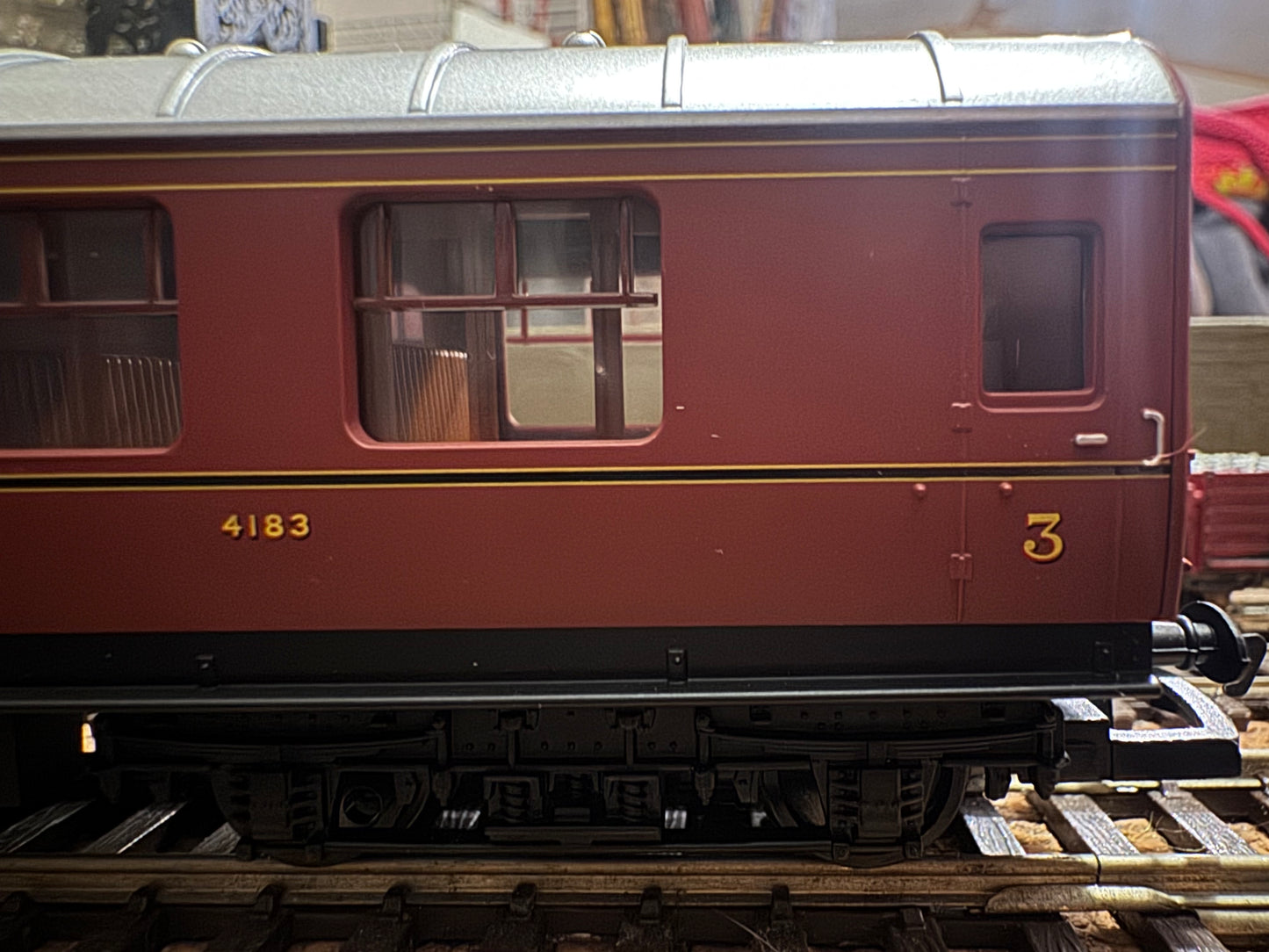 Hornby Railroad R4388 (OO) London Midland & Scottish Railway, ‘Stanier’ Corridor Composite No.4183 in LMS Lined Crimson 