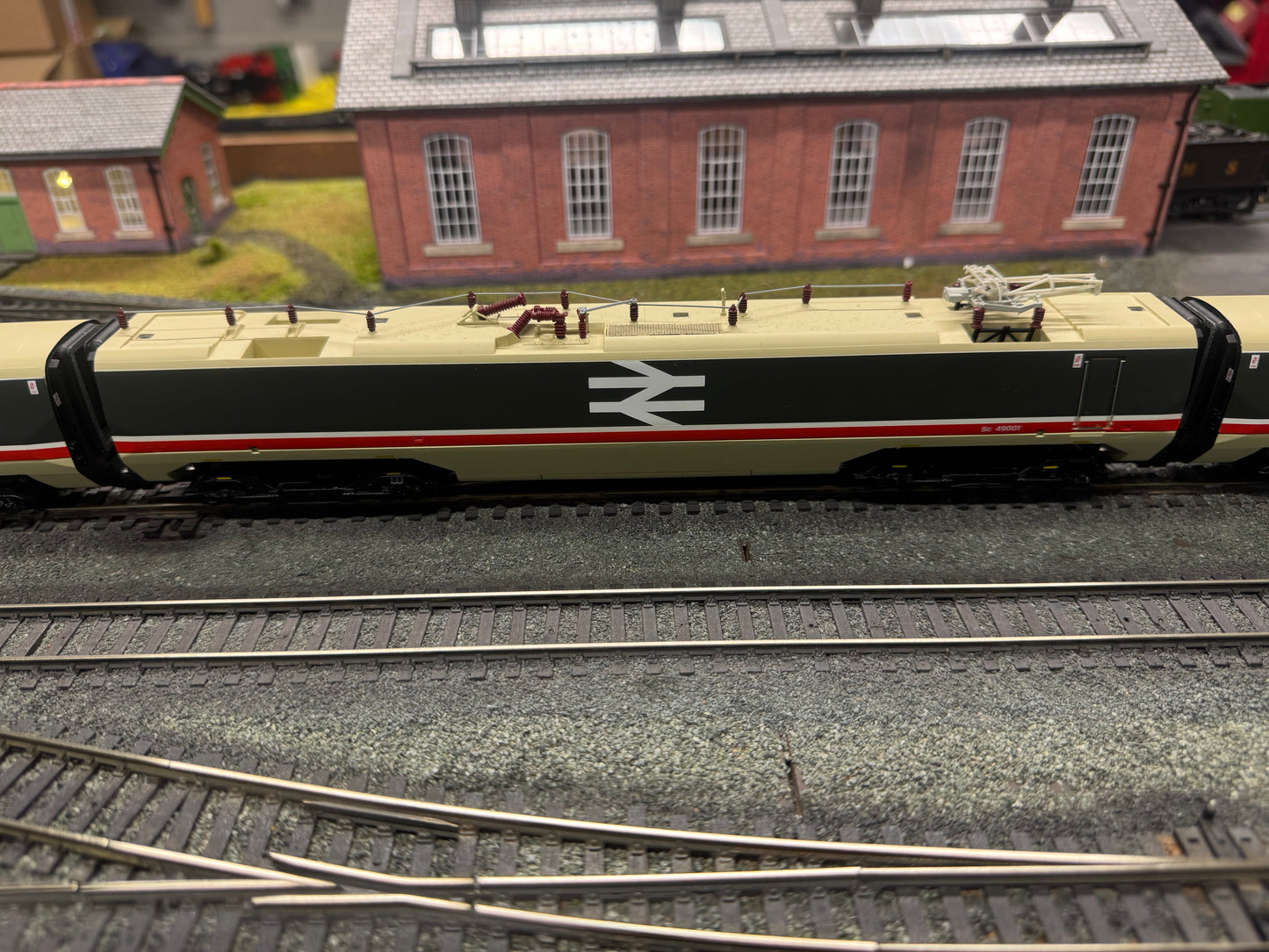 Hornby 30104 (OO) British Rail Class 370, Advanced Passenger Train No.370002 in BR Intercity livery, 5 car set. DCC Ready