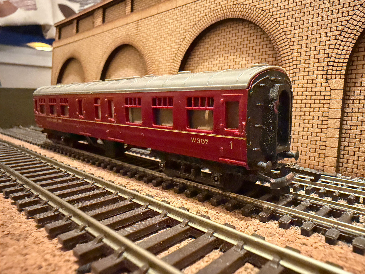 Tri-ang T.84 (TT) British Railways MK1 Restaurant Car No.W307 in BR Crimson 