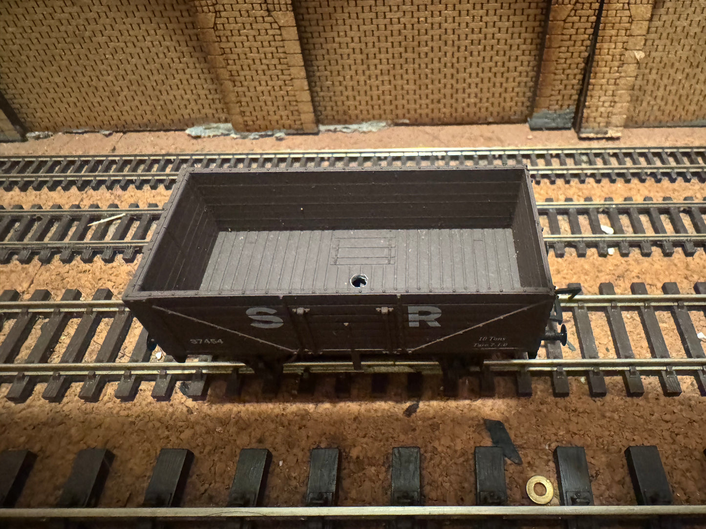 Dapol 4F-071-015 (OO) Southern Railway 10T Severn Plank Wagon No.37454 in SR Brown 