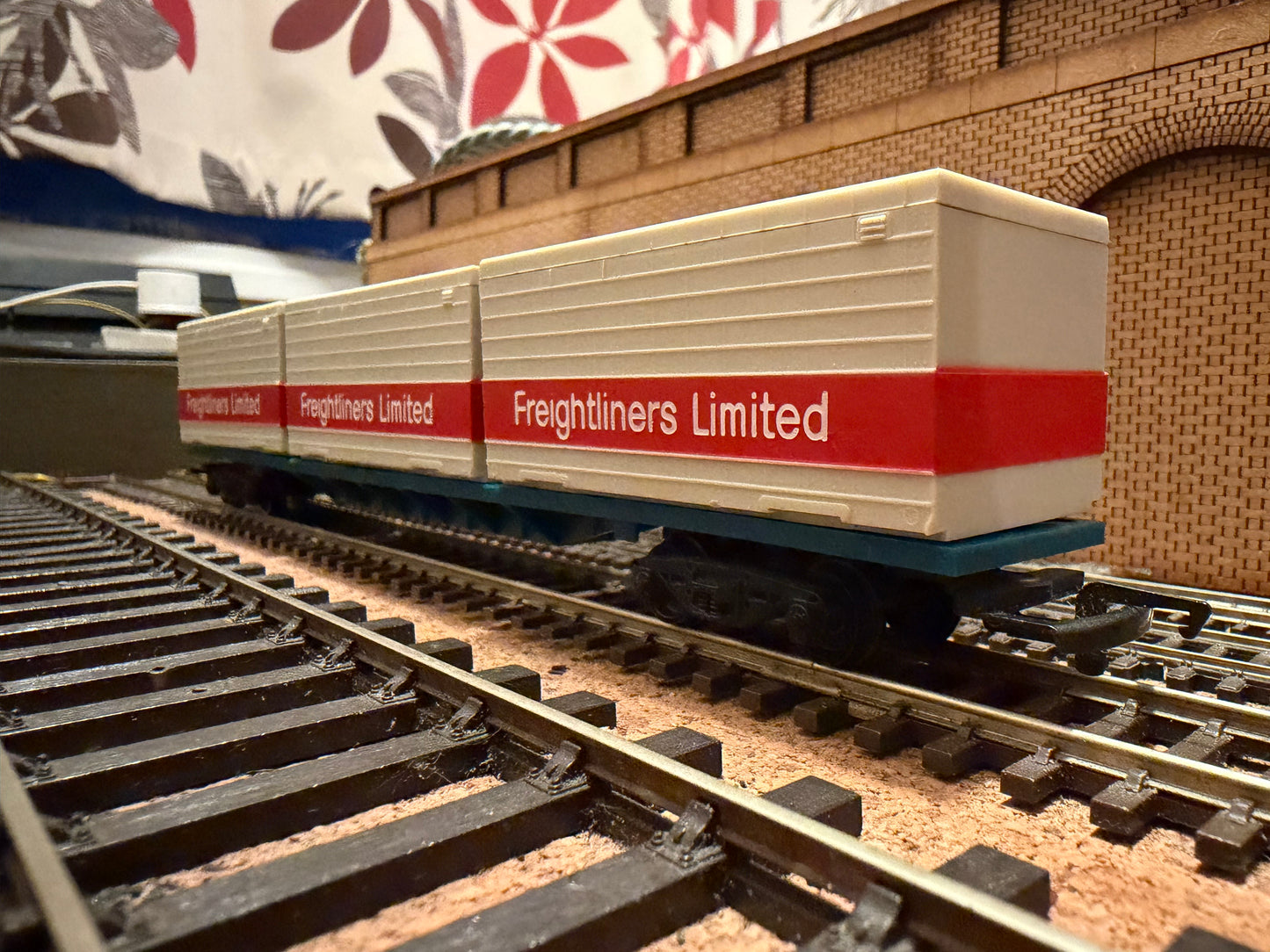 Hornby R633 (OO) British Rail, Freightliner Limited container wagon 