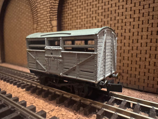 Peco KNR-45 (N Gauge) Cattle Wagon in Unbranded Grey 