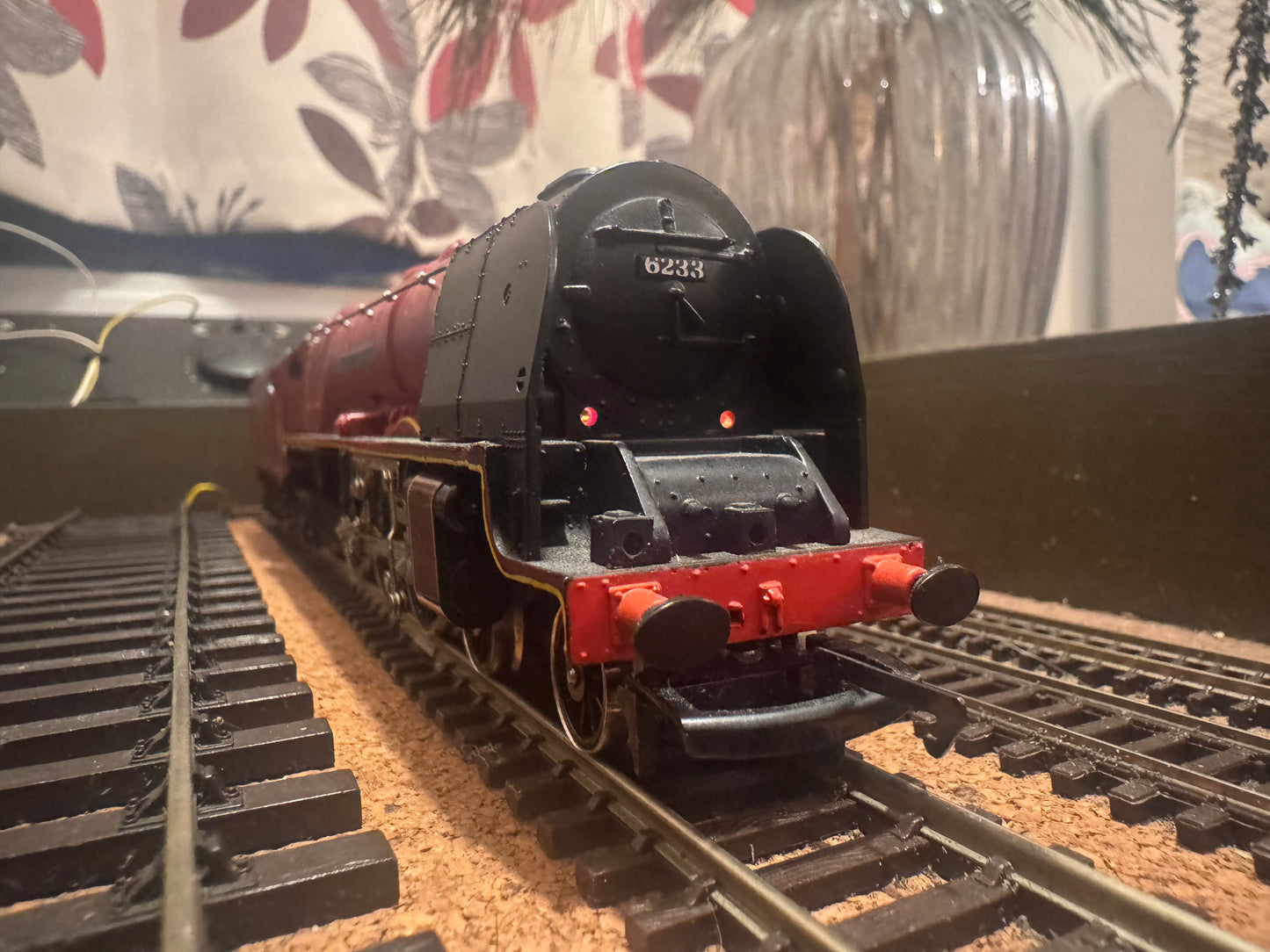 Hornby R.066 (OO) London Midland & Scottish Railway, 8P ‘Princess Coronation’ No.6233 “Duchess of Sutherland” in LMS Crimson Lake.