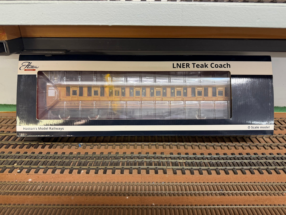 Hattons H7-TC115-001 (O Gauge) London North Eastern Railway, ‘Gresley’ Diagram 115 Corridor Third in LNER Varnished Teak. (Unnumbered) 