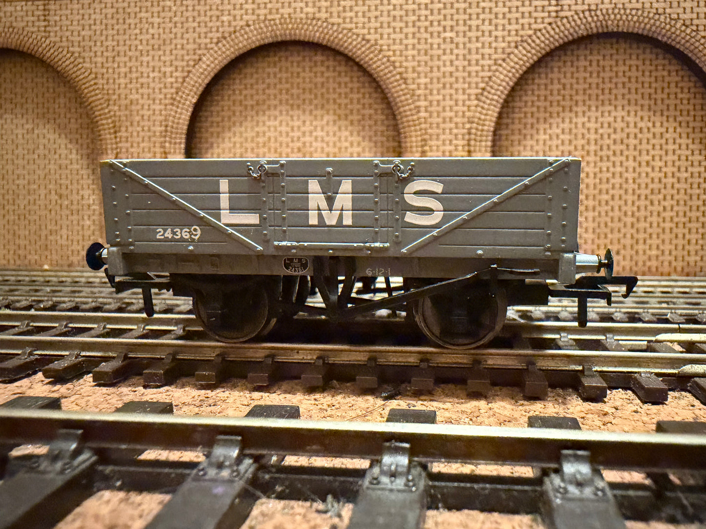Bachmann 37-070 (OO) London Midland & Scottish Railway, Five Plank Wagon No.24369 in LMS Grey. 