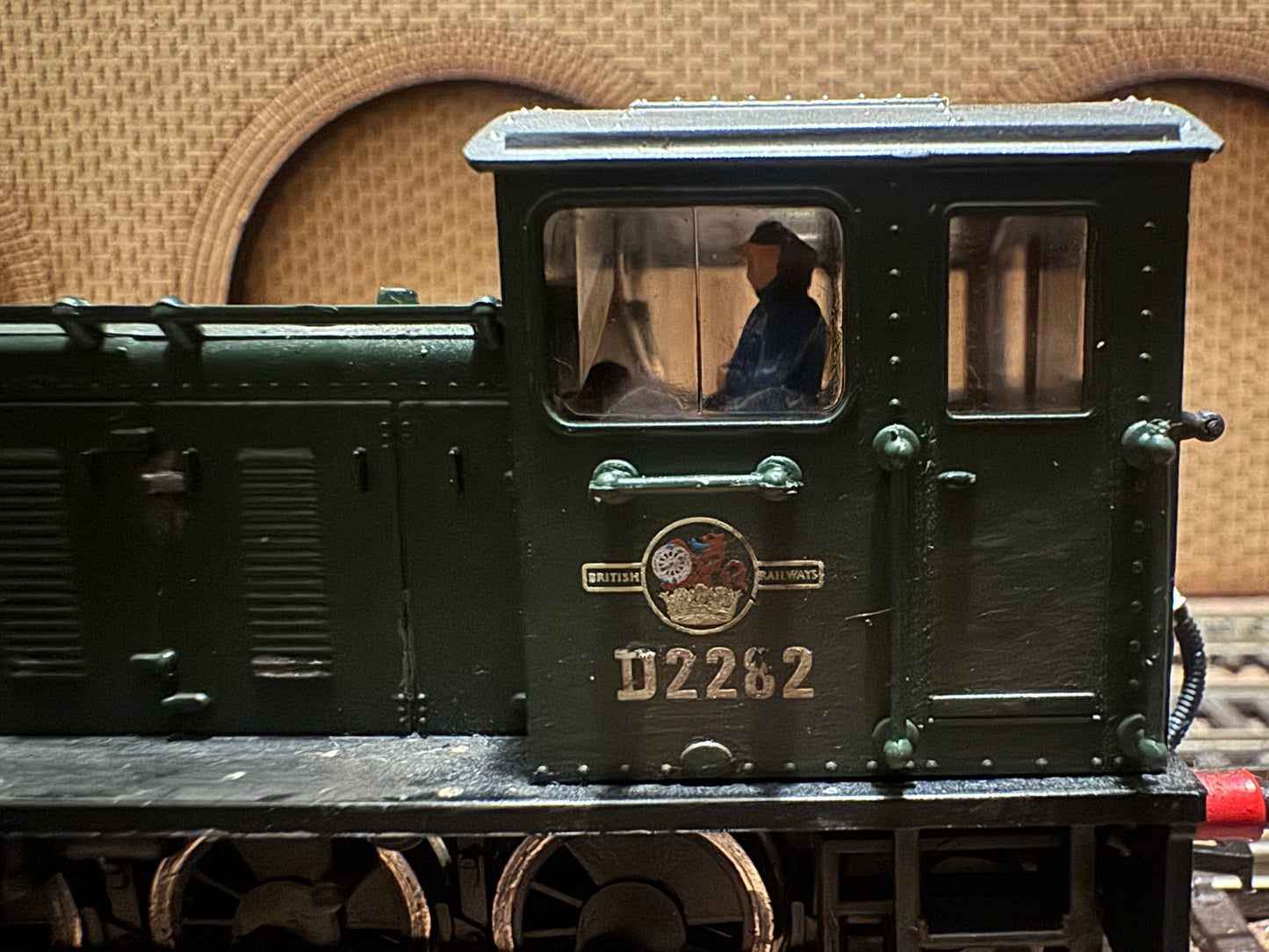 Bachmann 31-338 (OO) British Railways, Drewry Car Company 200HP 0-6-0 Diesel Mechanical Shunter [Class 04] No.D2282 in lightly weathered Plain BR Green. 