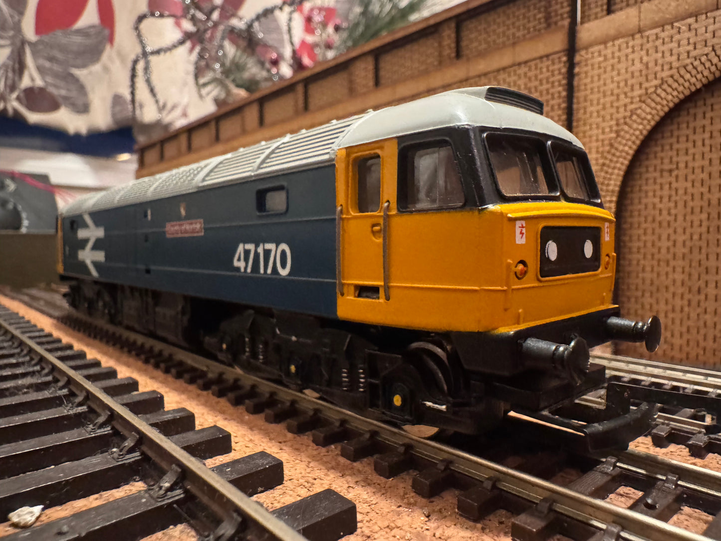 Hornby R307A (OO) British Railways Class 47 No.47170 “County of Norfolk” in BR Large Logo Blue 