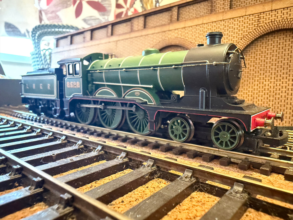 Hornby R1122 (OO) Ex GER, B12/3 No.8528 in London North Eastern Railway Apple Green 