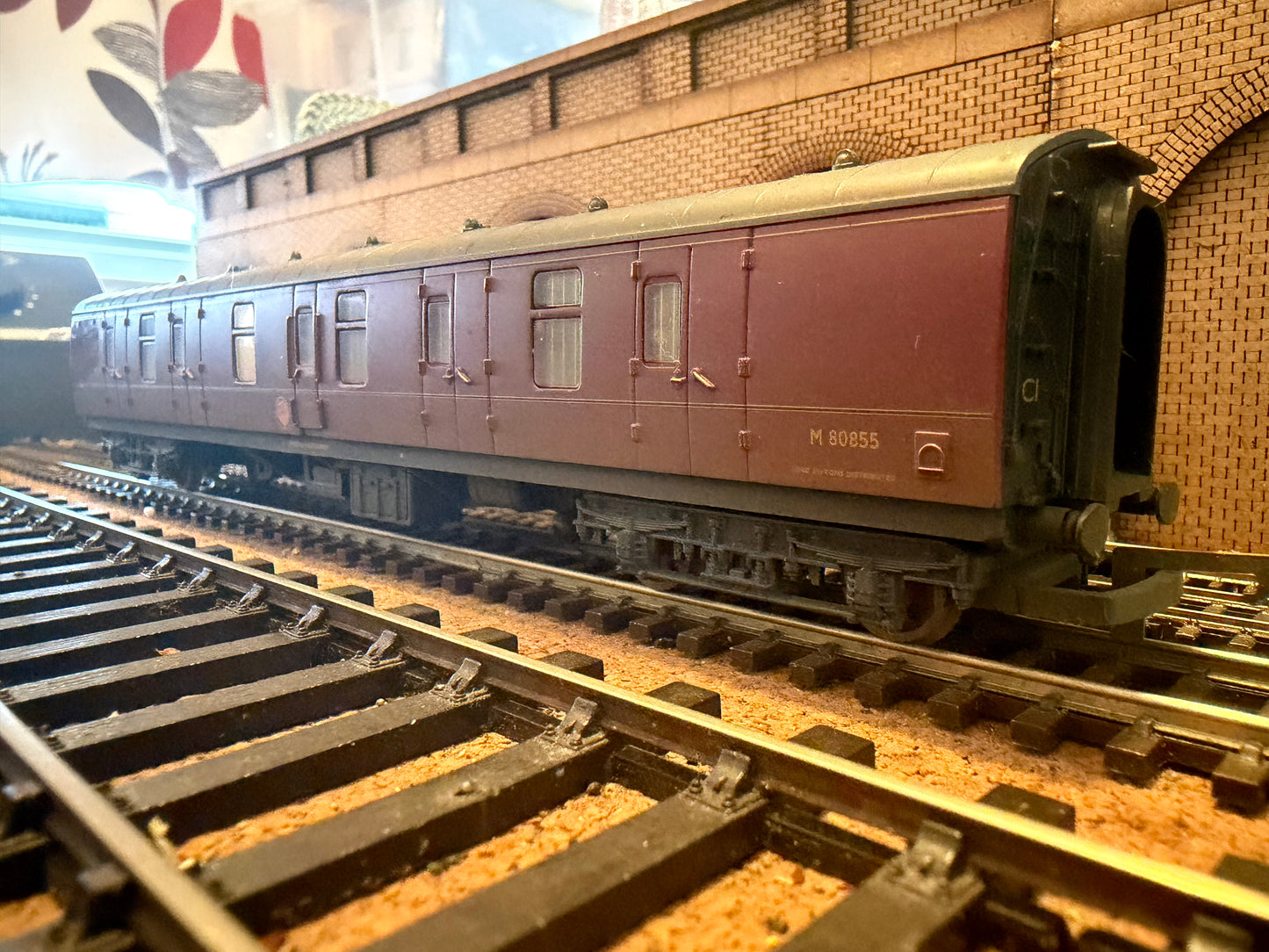 Hornby R4204A (OO) British Railways MK1 Brake Gangwayed Full Brake M80855 In Weathered BR Lined Maroon 