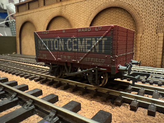 Bachmann 37-134A (OO) Heavily Weathered Ketton Cement Eight Plank Open Wagon No.588