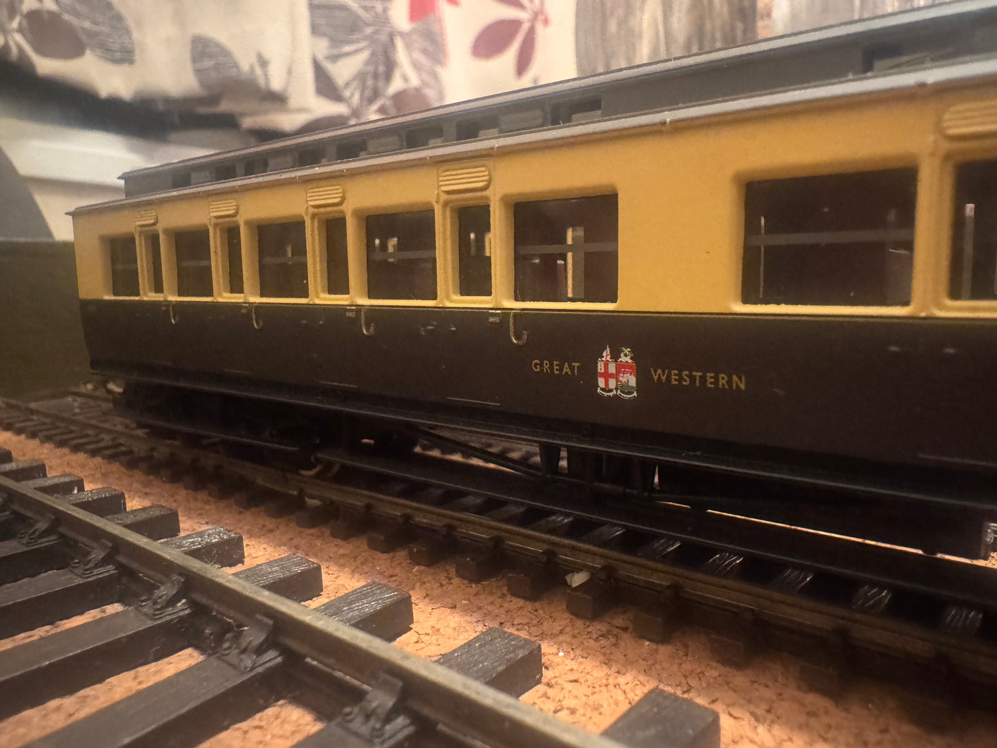 Hornby R4222A (OO) Great Western Railway ‘Dean’ Clerestory 3rd, No.3163 in GWR 1927-1934 Chocolate and Cream livery. 