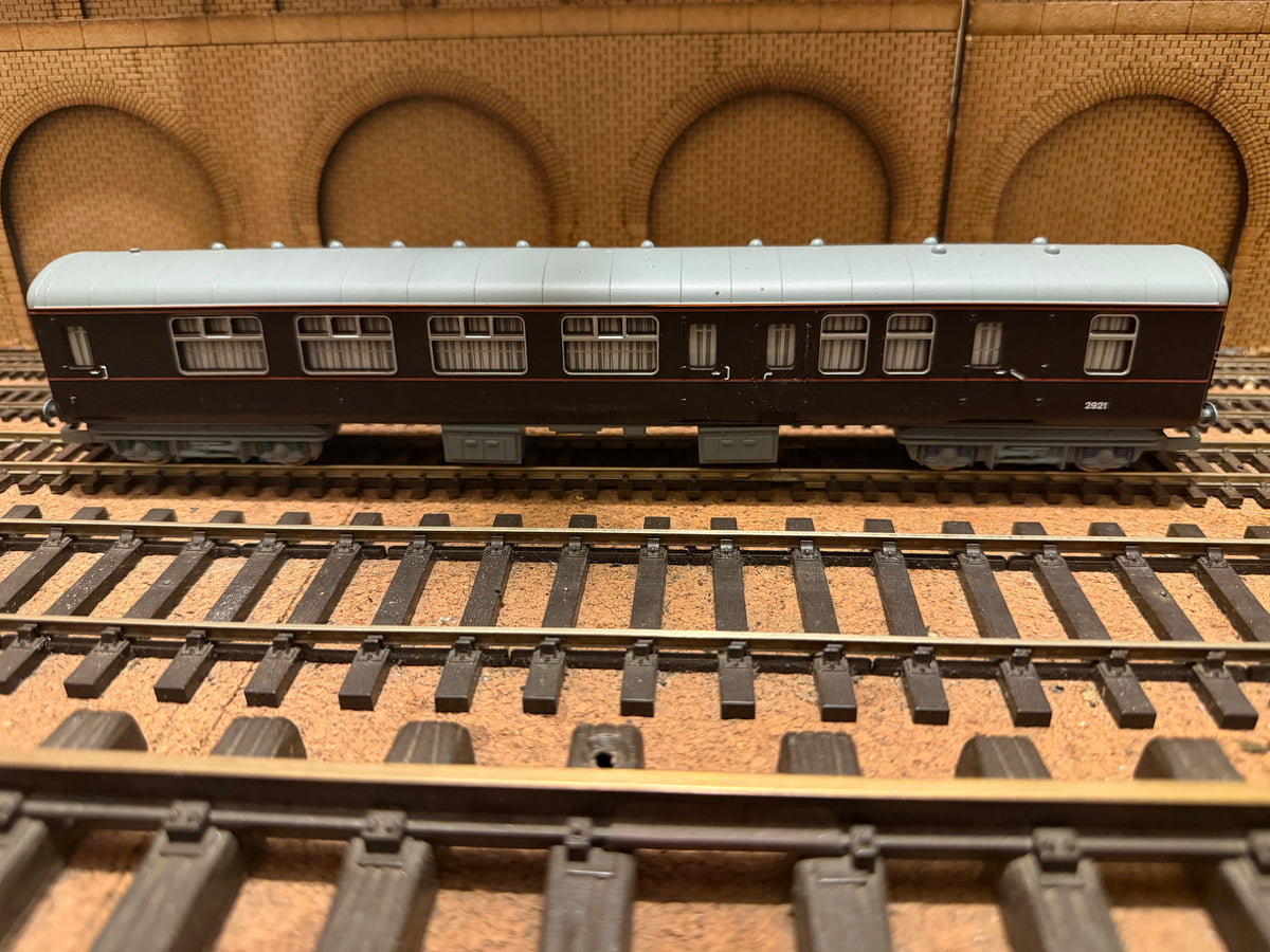 Hornby R2370 (OO) Ex British Rail, Mk2B Brake First Corridor, Royal Household Couchette / Support Coach No.2921 in EWS / DB Cargo Royal Rail Dark Claret 