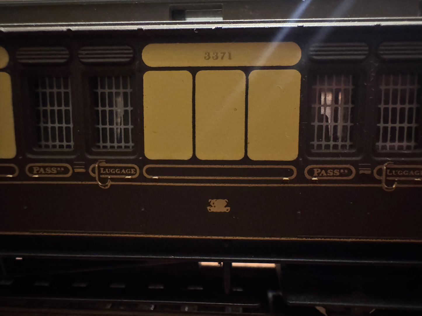 Hornby R4120 (OO) Great Western Railway ‘Dean’ Clerestory Brake No.3371 in GWR (1880 - 1908) Chocolate & Cream with Gold Lining. 
