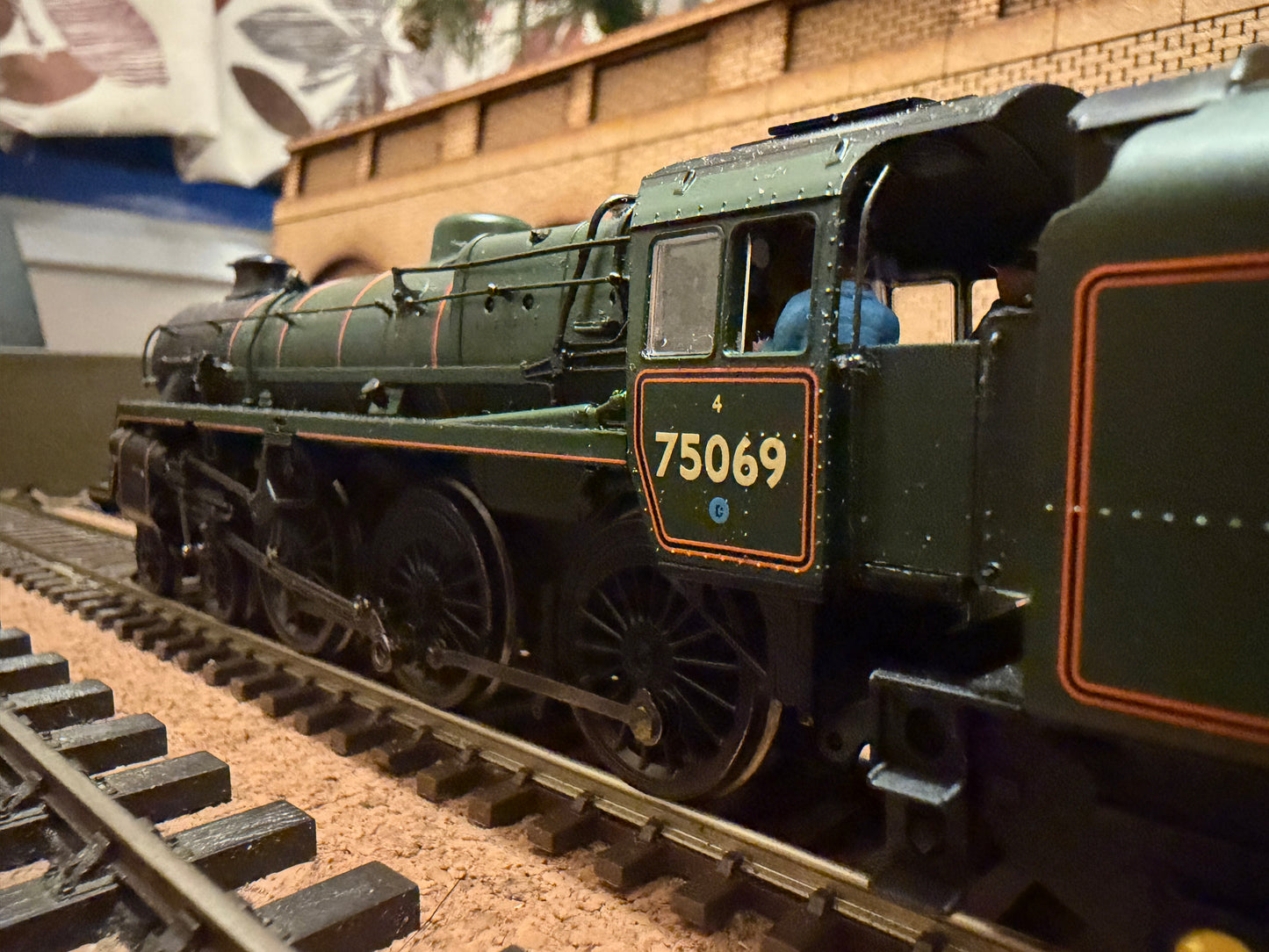 Bachmann 31-116 (OO) British Railways Standard 4MT 4-6-0 No.75069 with BR1B Tender in as Preserved BR Western Region Lined Green. DCC Fitted 