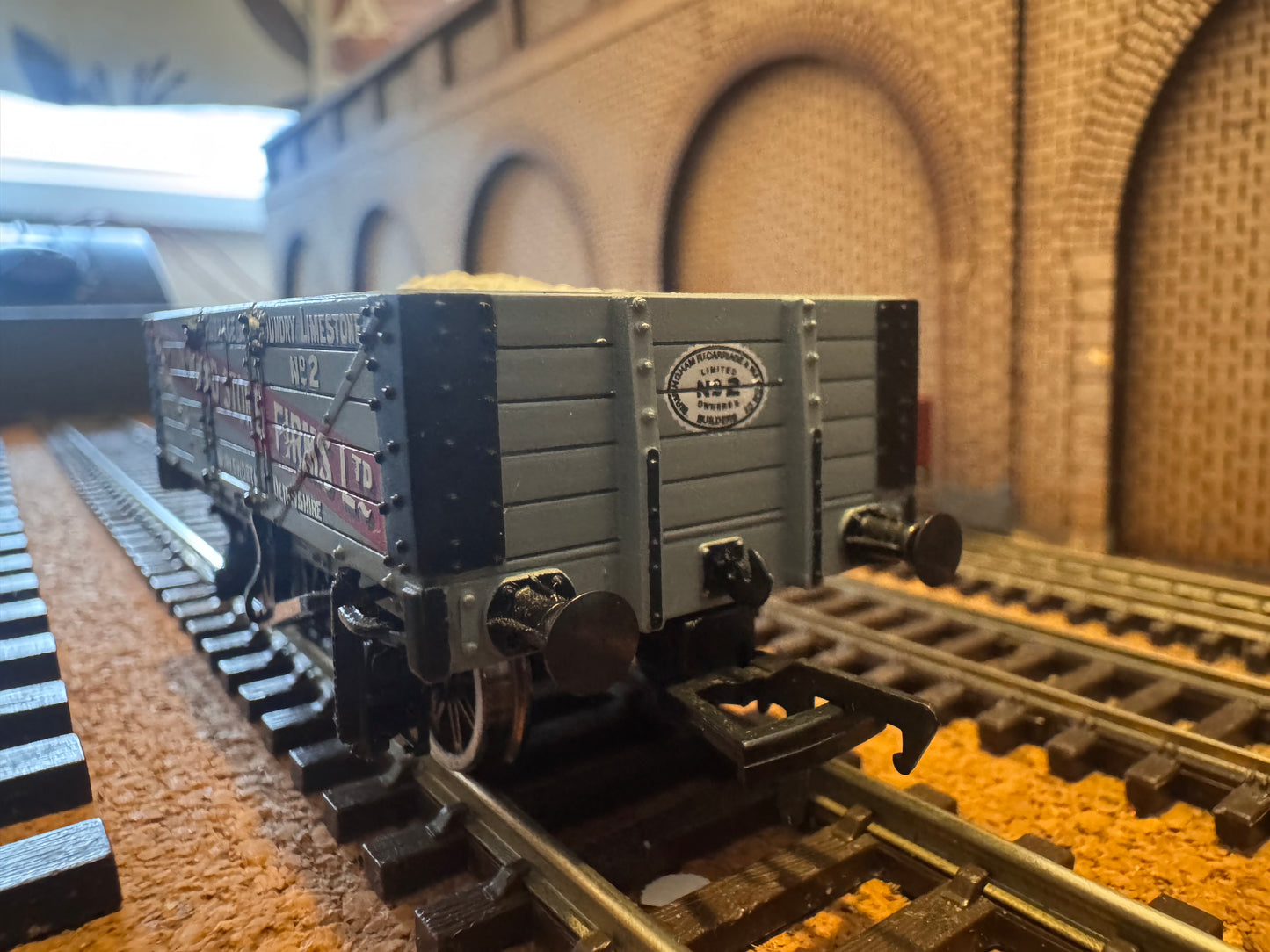 Bachmann 37-029 (OO) Hopton-Wood Stone Firms Ltd, Five Plank Wagon No.2 with load 
