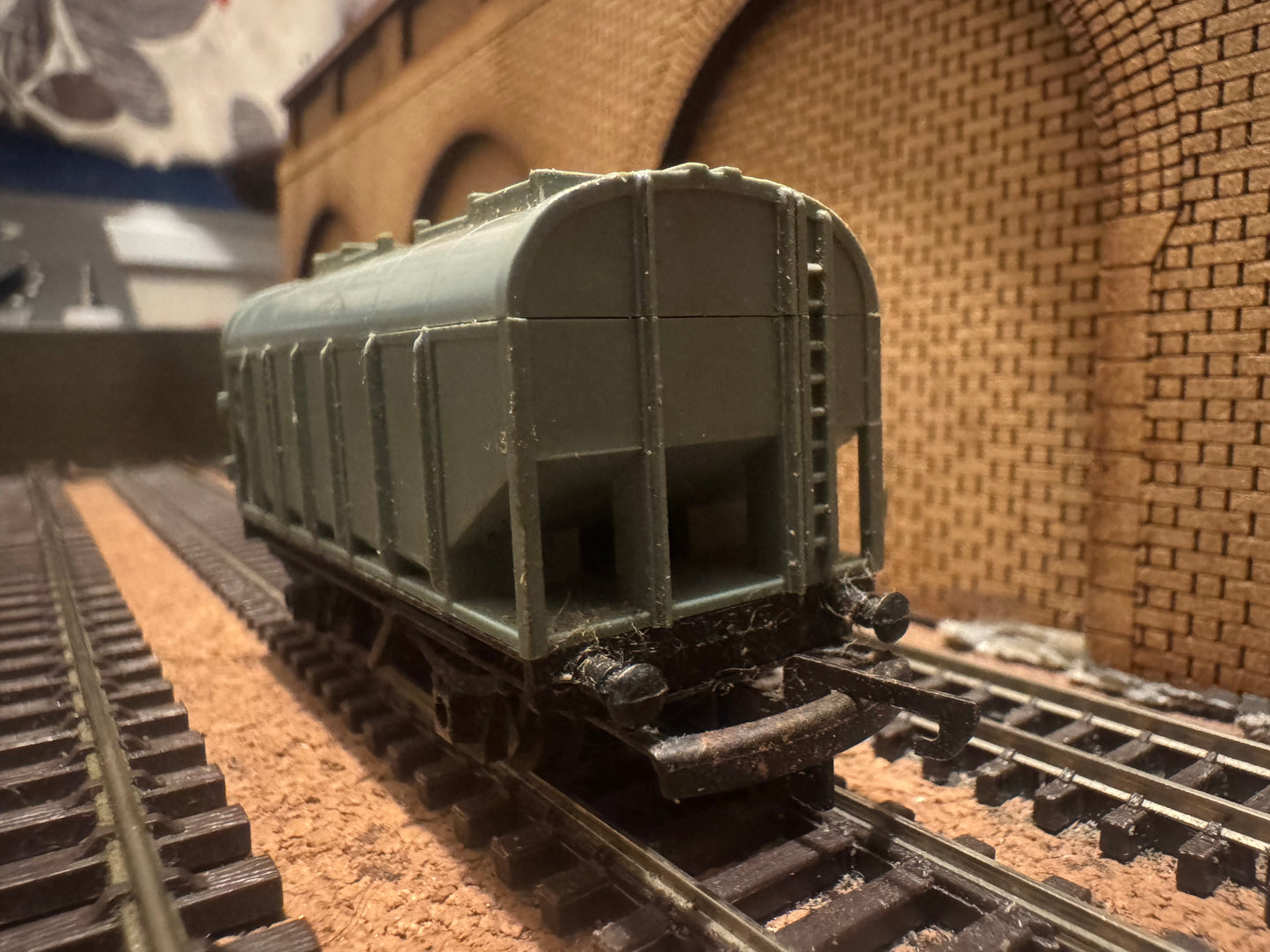 Tri-ang T170 (TT) British Railways 20T Covered Grain Hopper No.B85040 in BR Grey.