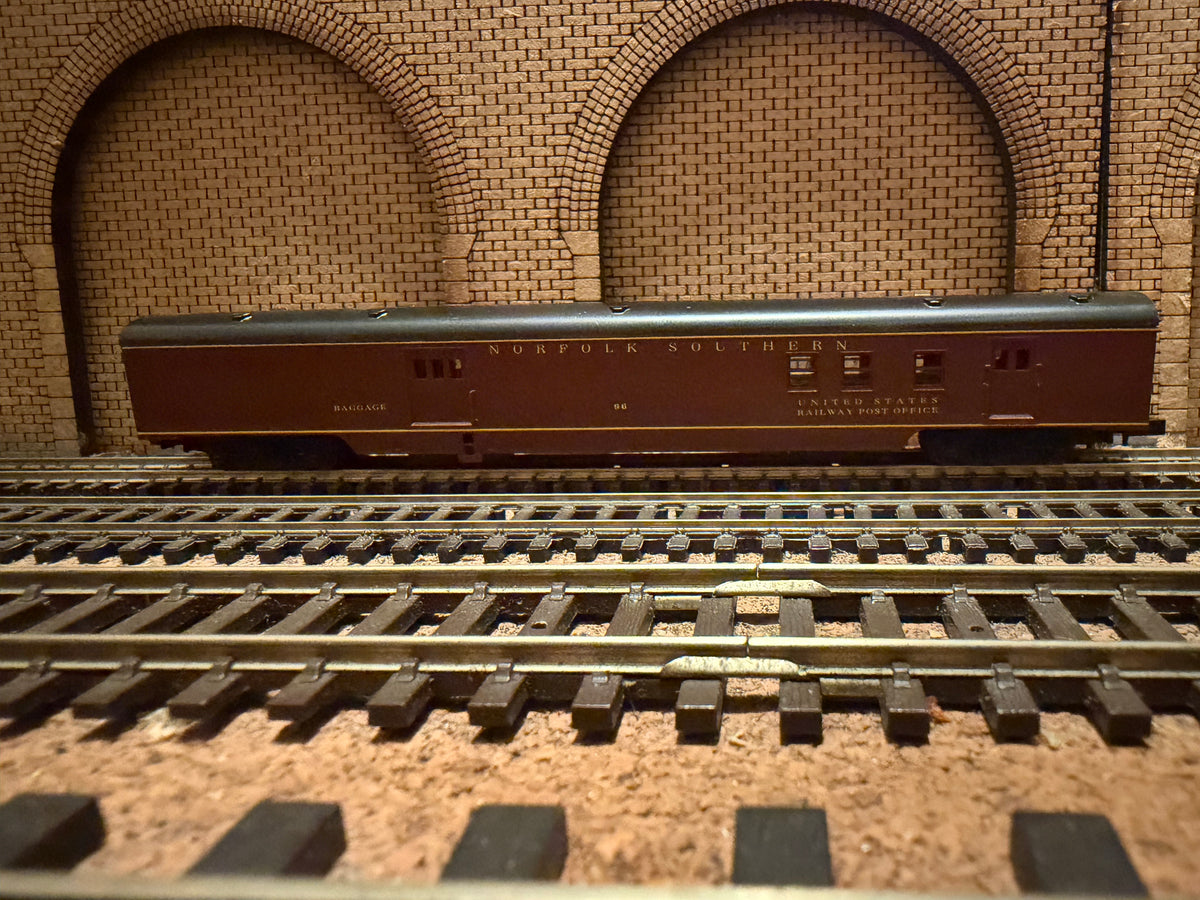 Con-Cor #0001-04022A (N Scale) Norfolk Southern 85ft Mail and Luggage Car No.96 in NS Maroon. £12