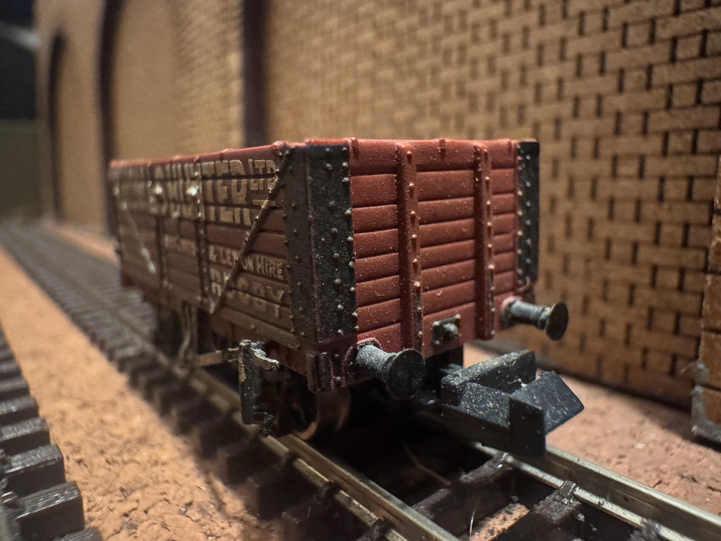 Graham Farish 377-2009K (N Gauge) Thomas Hunter Ltd Severn Plank Open Wagon. Weathered and with Load 