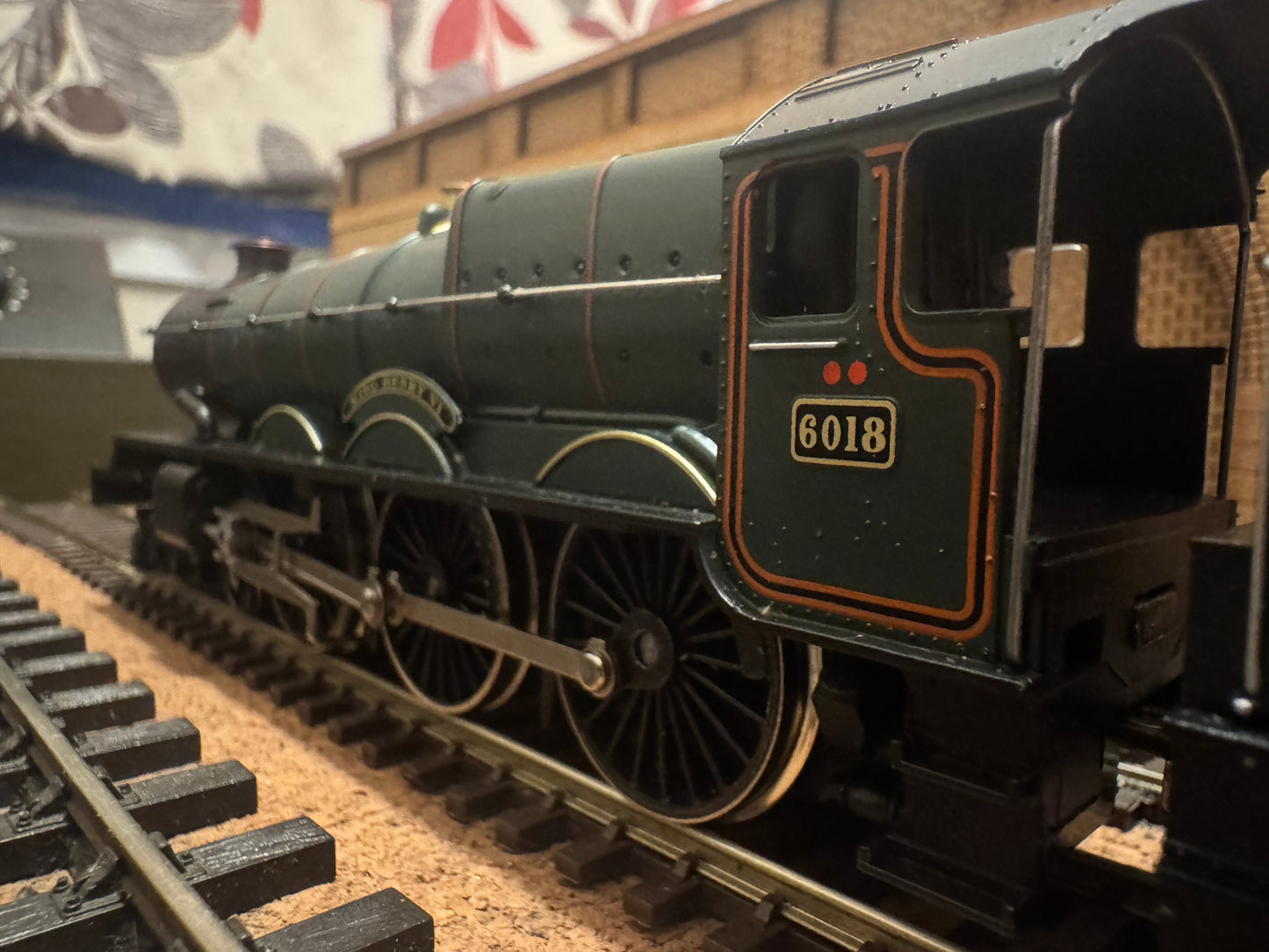 Hornby / Royal Doulton R650 (OO) ‘Regal Power’ Special Edition Collectors Set 