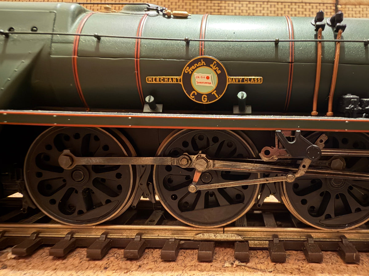 Hornby R2528 (OO) Ex SR, Rebuilt Merchant Navy No.35019 “French Line” in British Railways Lined Passenger Green. (Shed Code 70A, Nine Elms Depot)