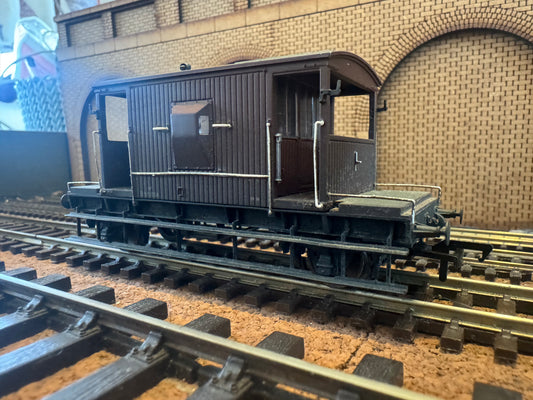 Bachmann 37-531 (OO) British Railways 20T Brake Van No.B951054 in Weathered BR Bauxite Livery 
