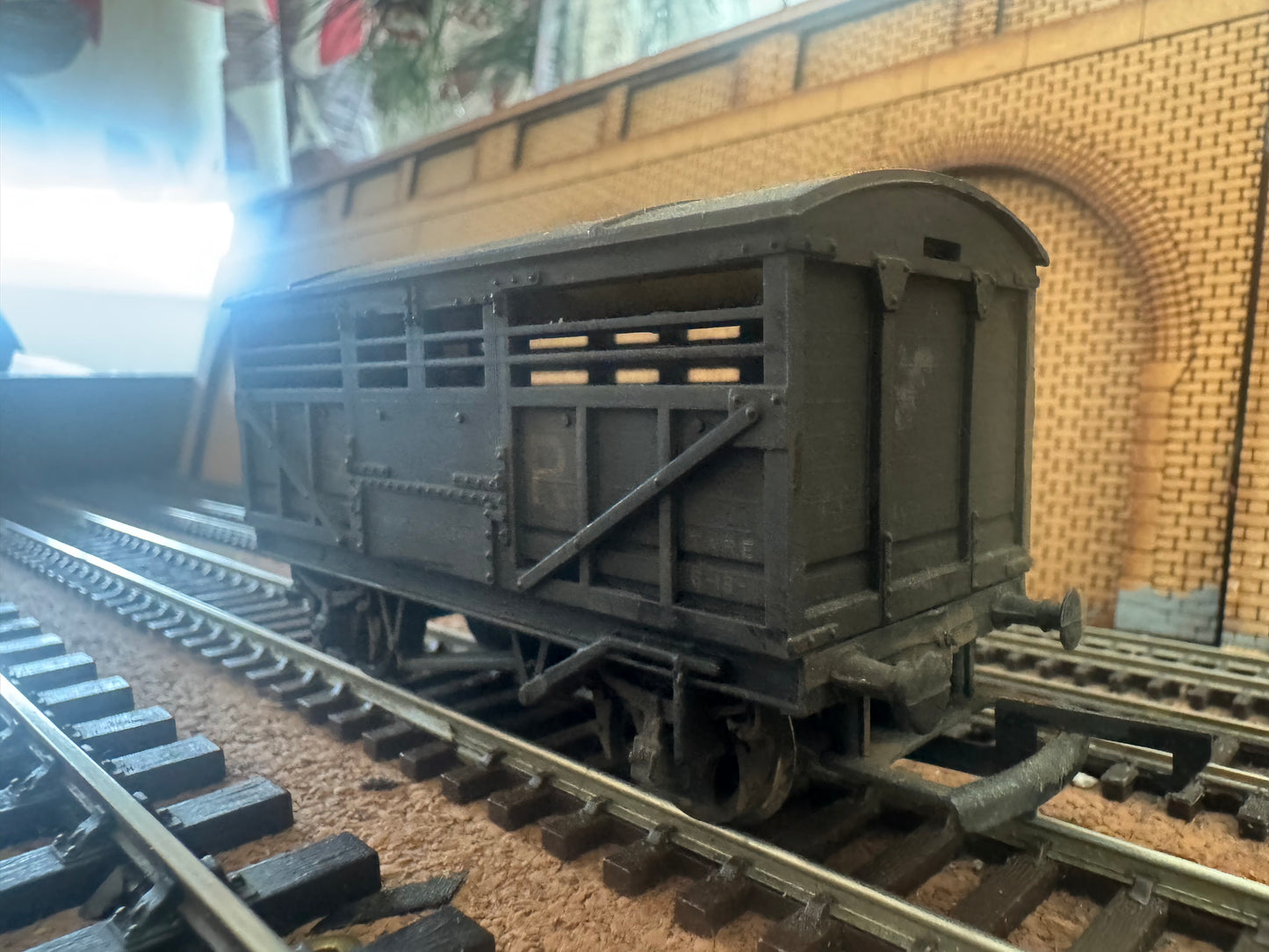 Hornby R106 (OO) Southern Railway 10T Cattle Wagon No.51915 in Heavily Weathered Southern Railway livery 