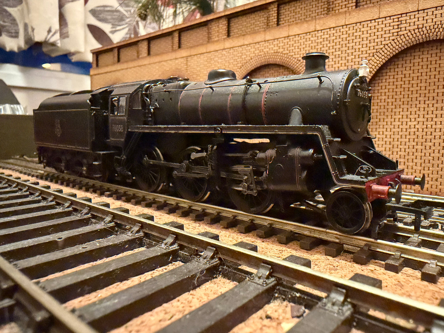 Bachmann 32-954 (OO) British Railways Standard 4MT Mogul No.76058 with BR1B Tender in weathered BR lined Black. DCC Sound Ready 