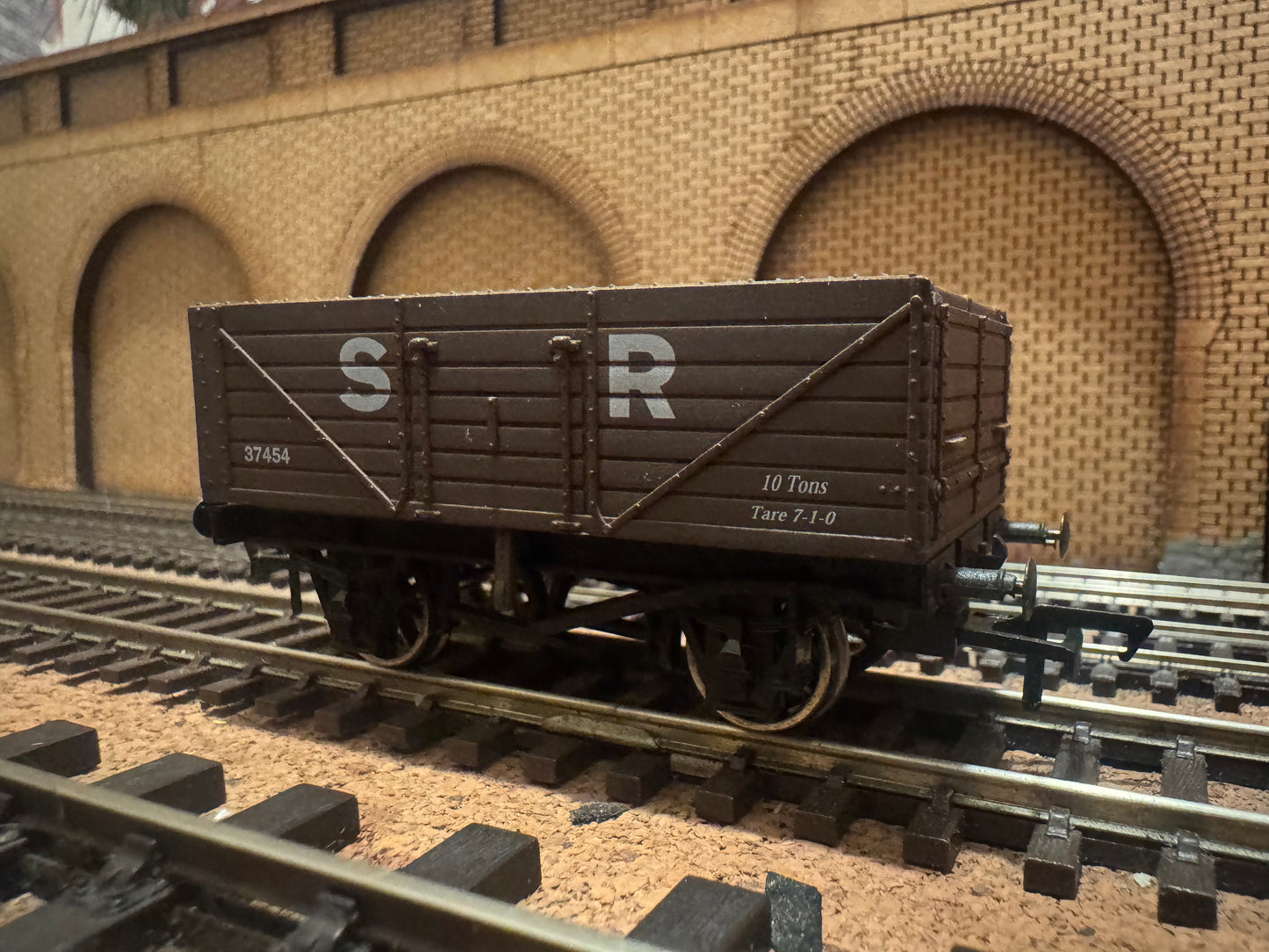Dapol 4F-071-015 (OO) Southern Railway 10T Severn Plank Wagon No.37454 in SR Brown 