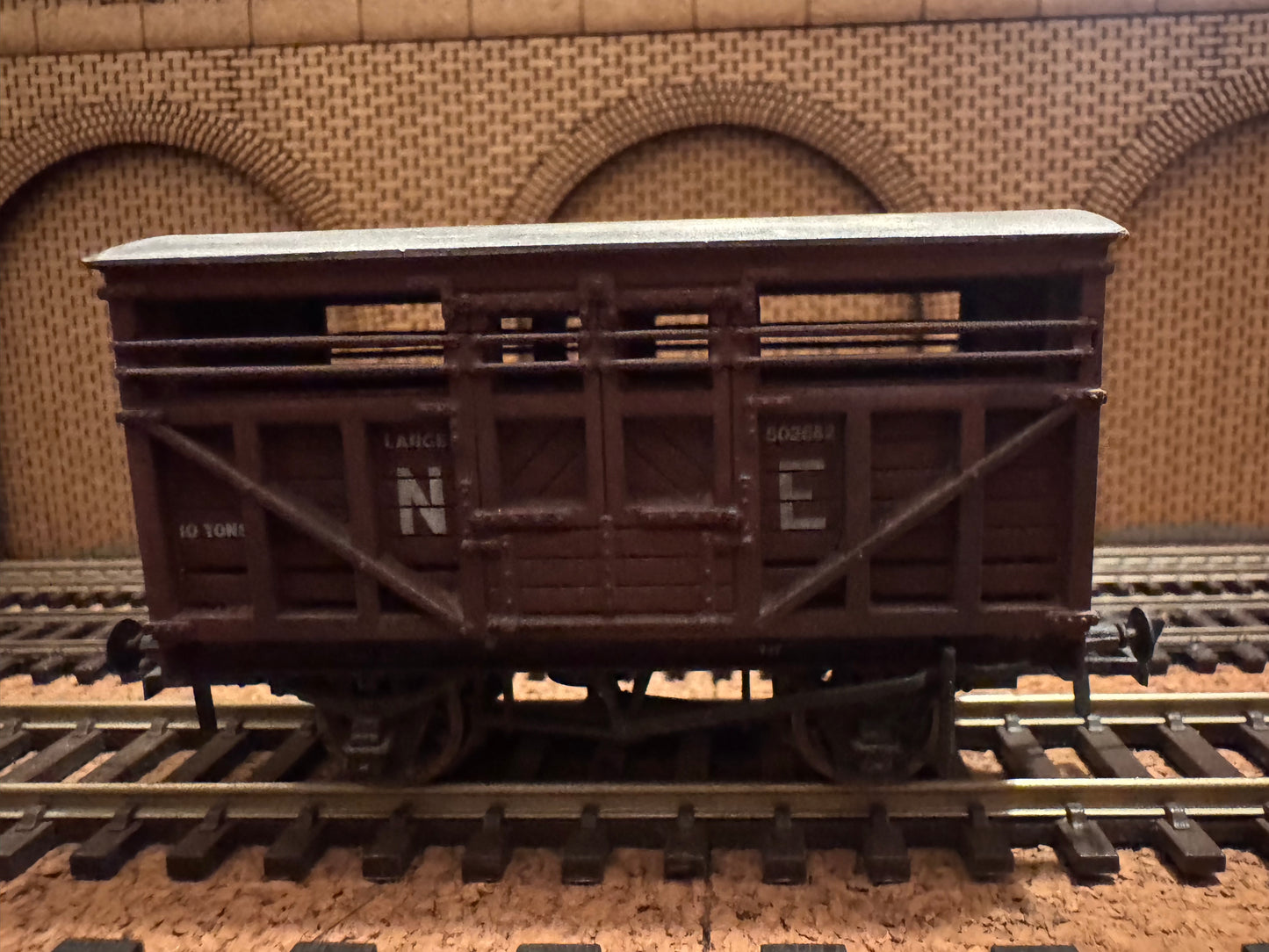 Bachmann 37-607A (OO) London North Eastern Railway 12T Cattle Wagon No.502682 in weathered NE Brown. 