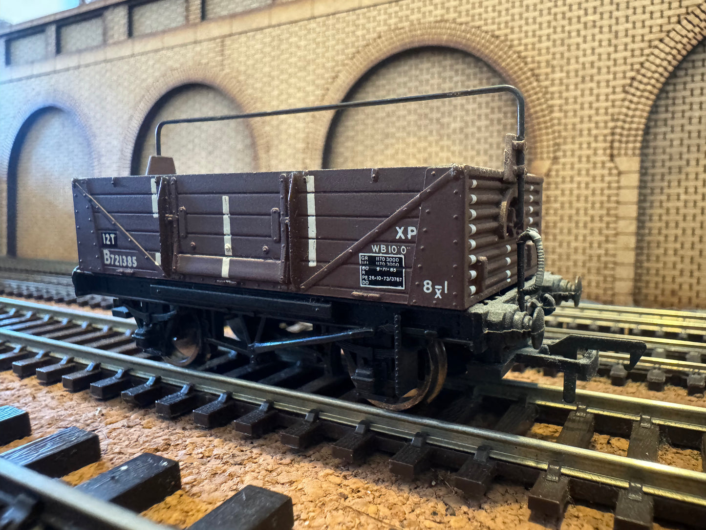 Bachmann 33-226 (OO) British Railways, 12T Hybar Shock Absorbing Wagon B721385 with Load in BR Brown Livery 