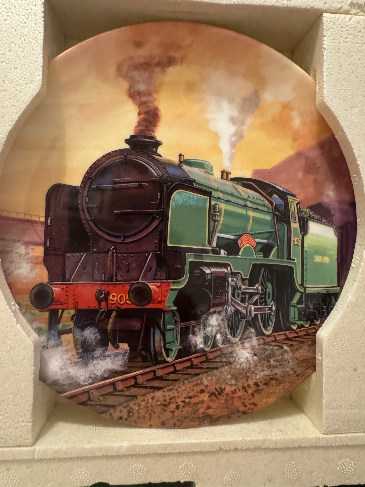 Hornby / Royal Doulton R648 (OO) ‘Waiting to Go’ Special Edition Collectors Set