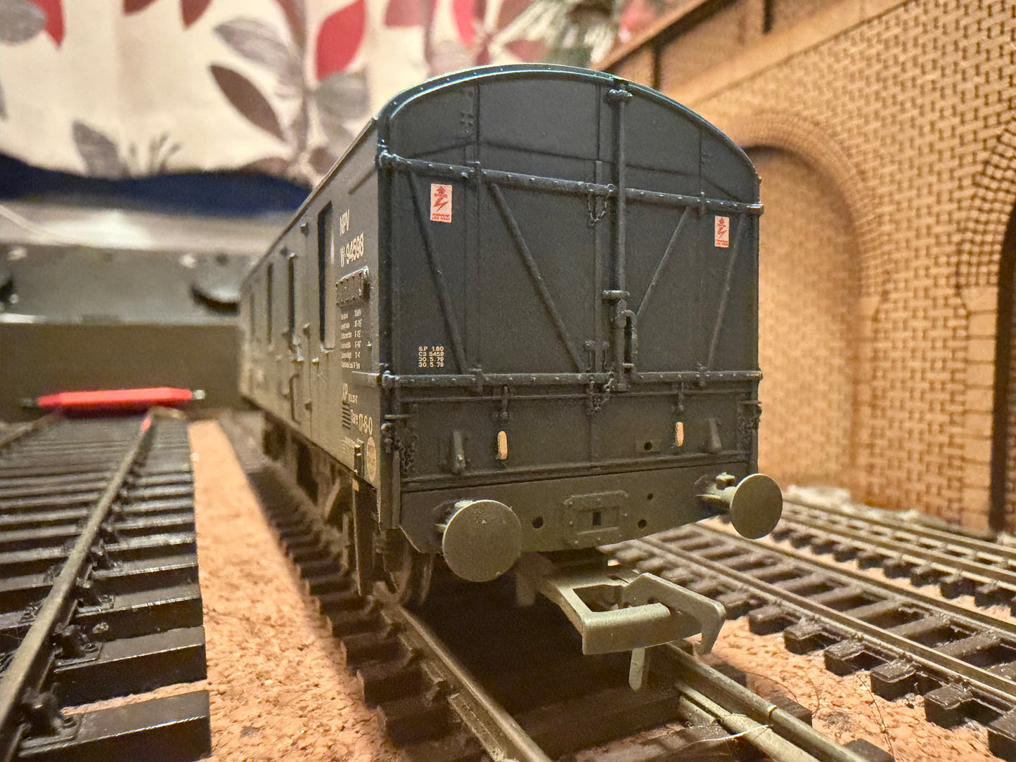 Bachmann 39-552Z (OO) British Railways MK1, Ex Covered Carriage Truck / NVP No.W94598 in Weathered BR Rail ‘Express Parcels’ livery. Special edition 