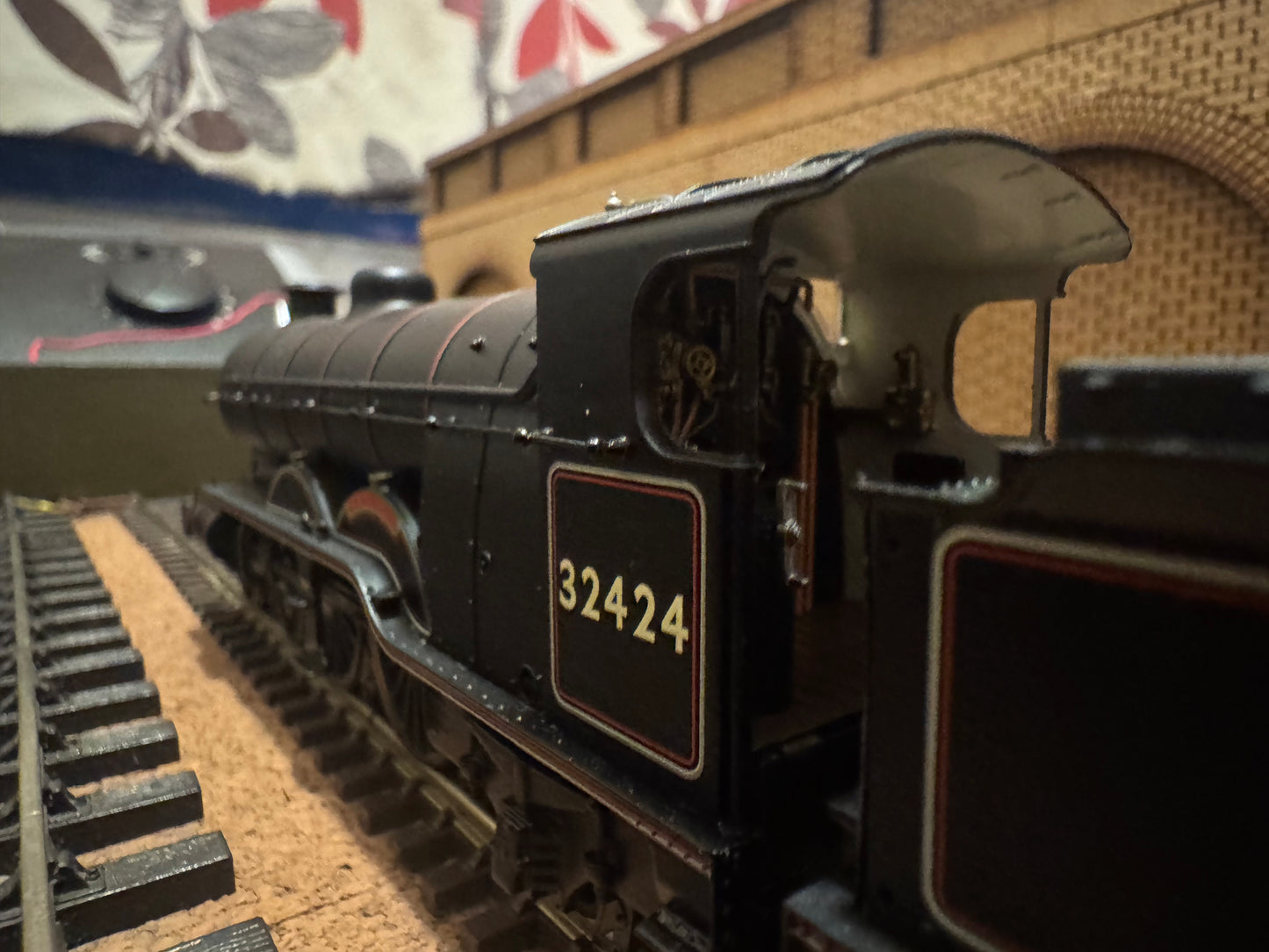 Bachmann 31-921 (OO) EX LBSC / SR H2, No.32424 “Beachy Head” in British Railways Lined Black. (Shed Code 75A, Brighton Depot) DCC Ready 