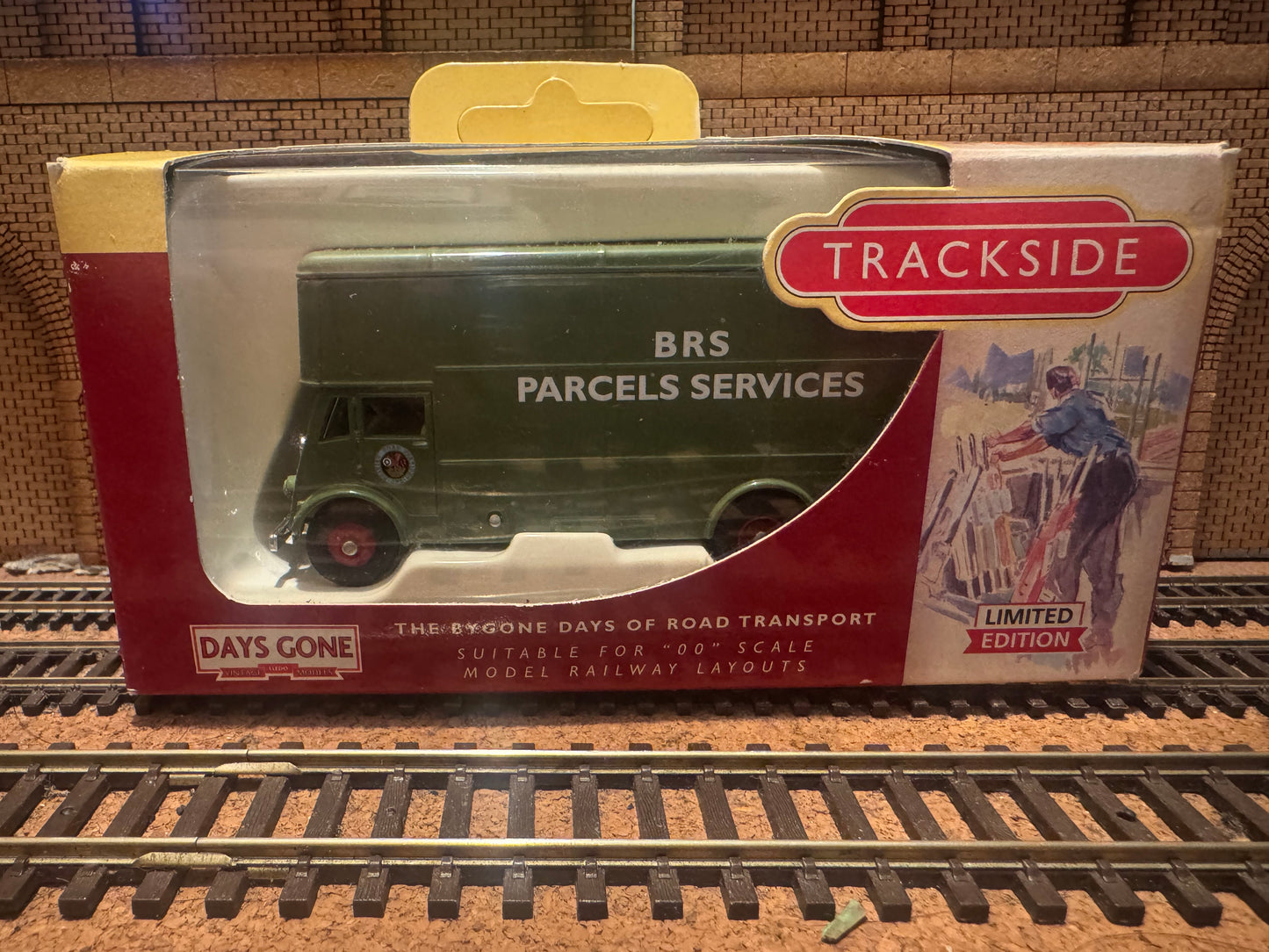Lledo Trackside 146000 (1:76 / OO9 / OO) Guy Pantechnicon in British Railways, British Road Service, Parcels Service Livery. 