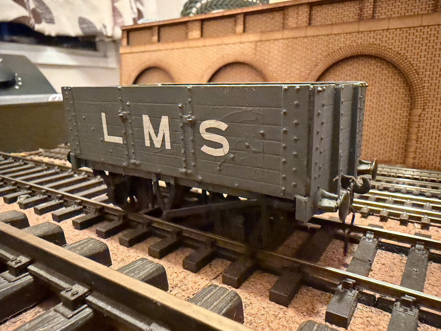 Slaters (O Gauge) London Midland & Scottish Railway, Seven Plank Wagon, in LMS Grey. 