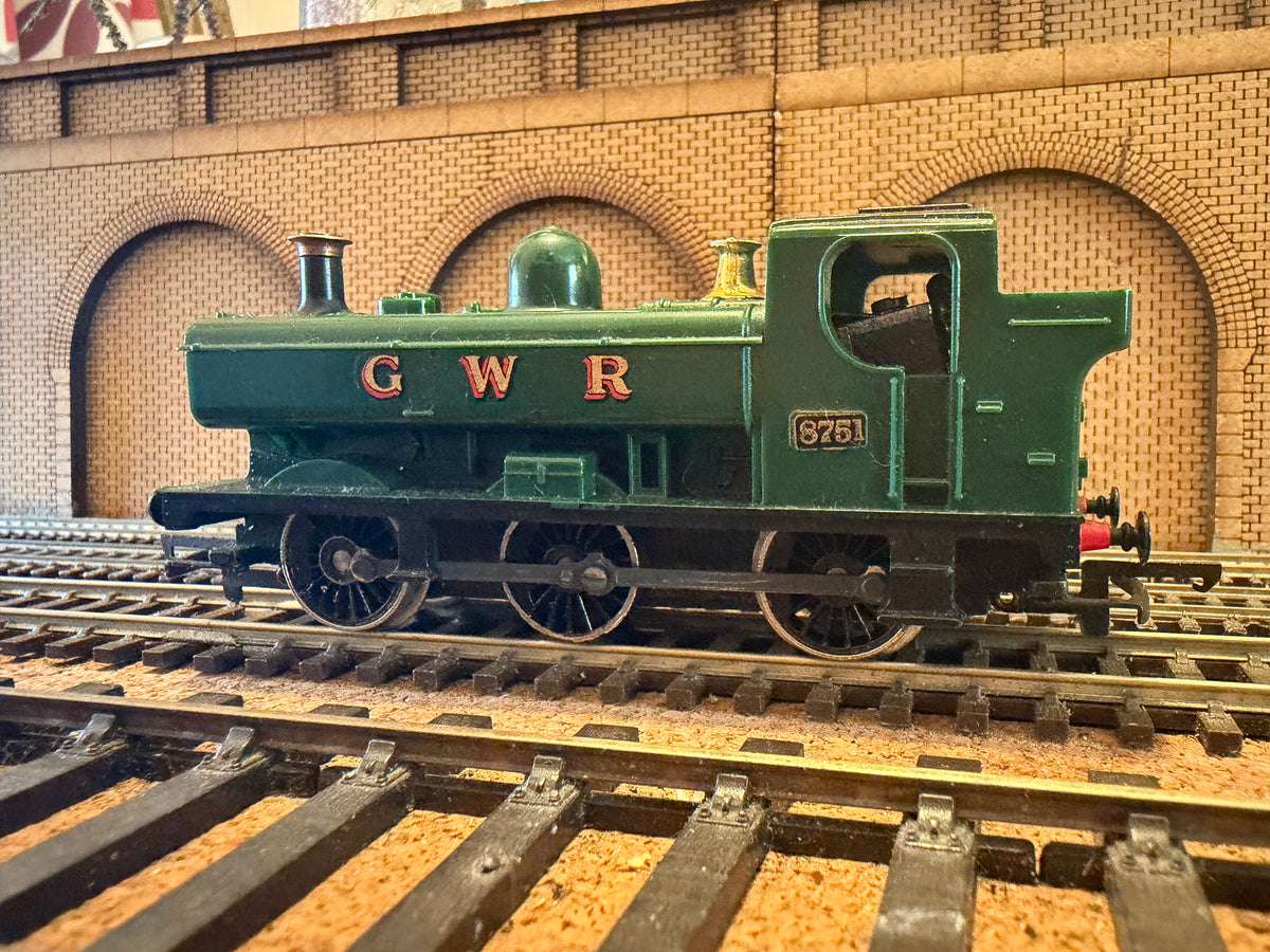 Tri-ang Hornby R.51S (OO) Great Western Railway 57xx Pannier Tank No.8751 in late GWR Unlined Green 