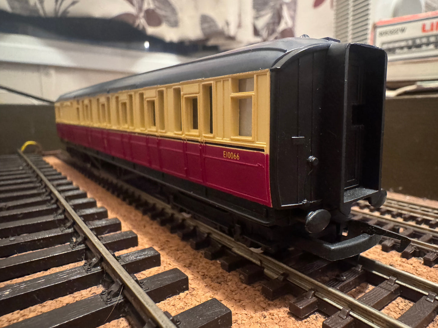 Hornby R.410 (OO) Ex LNER ‘Gresley’ Brake Corridor Composite No.E10066 in British Railways ‘Blood & Custard Livery 