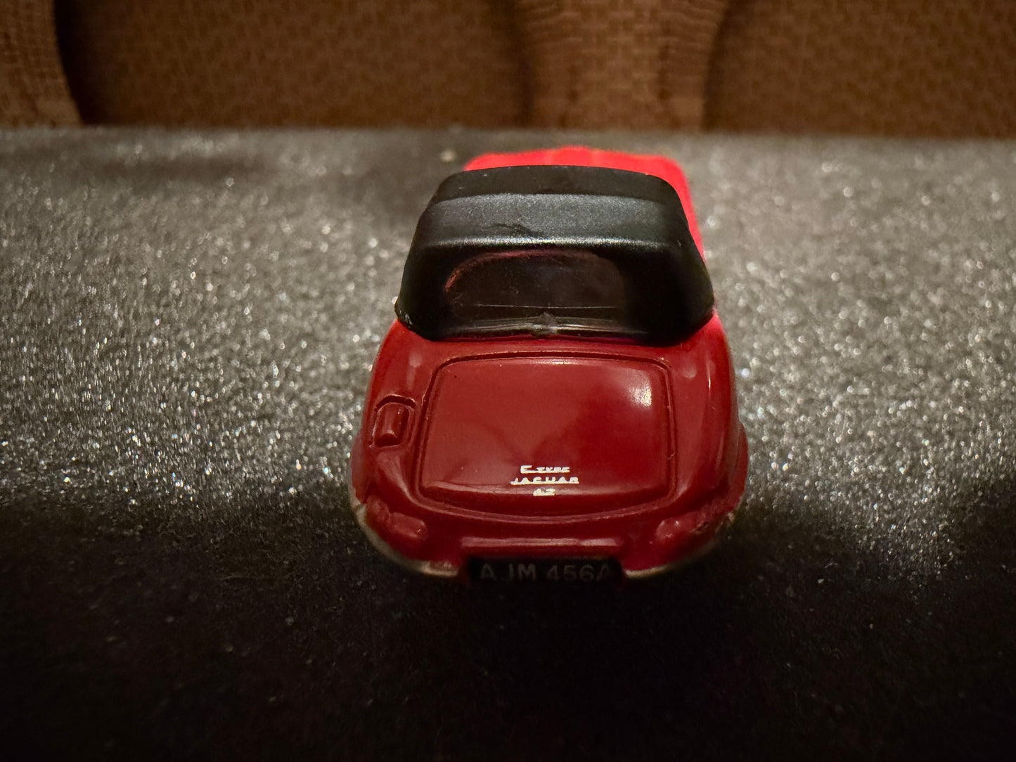 Oxford Diecast 76ETYP011 (1:76 / OO) Jaguar E Type 4.2 Series 1 Roadster in Red. Registration AJM 456A 