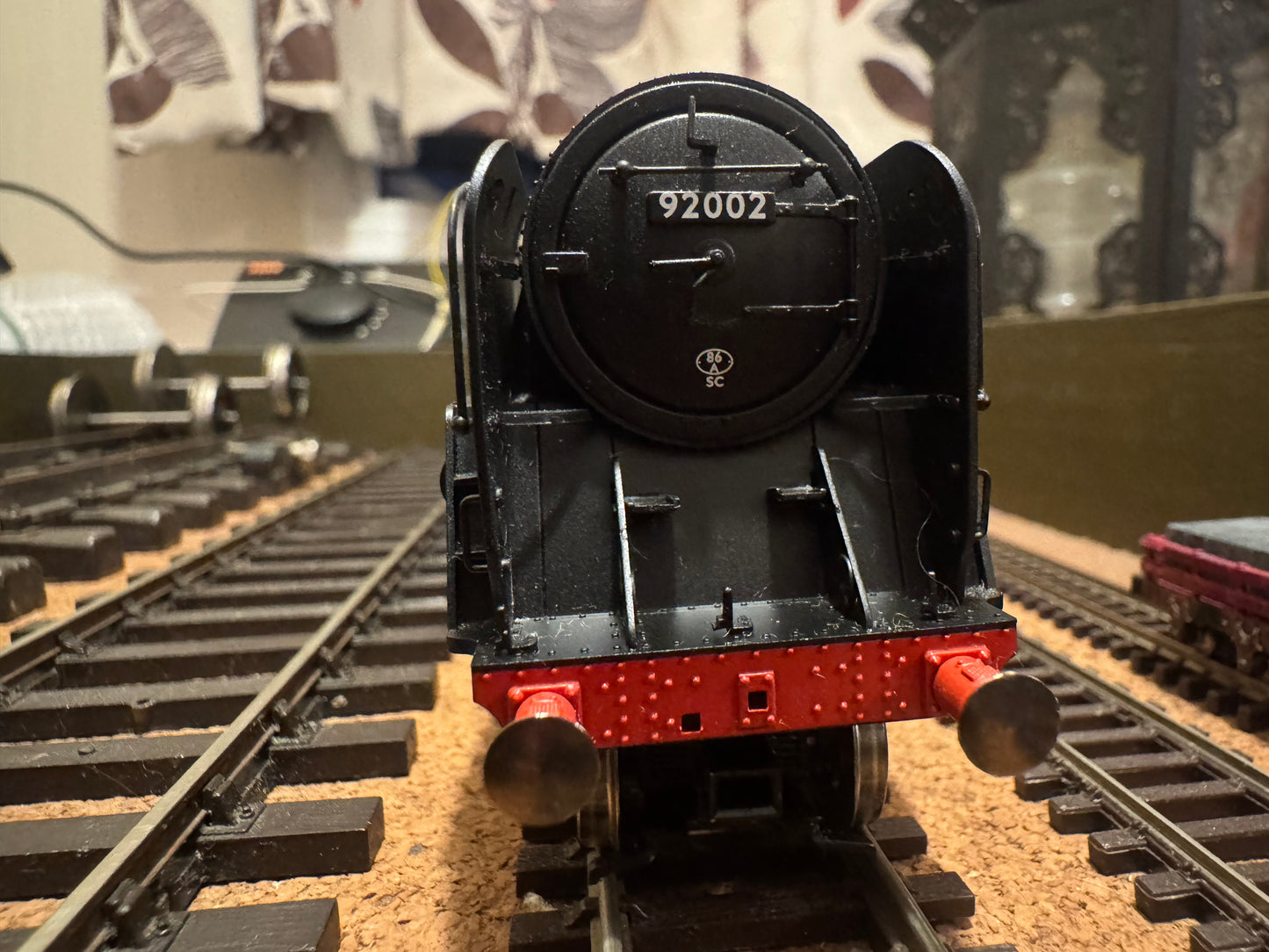 Hornby R30132 (OO) British Railways Standard 9F, No.92002 in BR Unlined Black & Early Crest. DCC Ready. (Shed Allocation, 86A Ebbw Junction) 