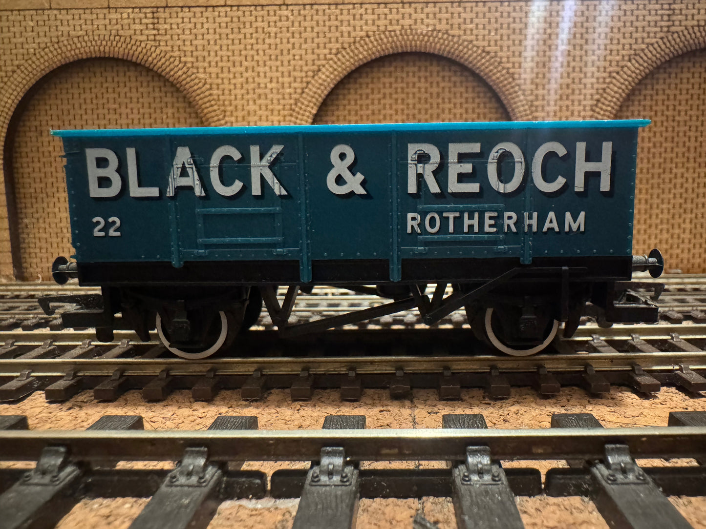 Hornby R021 (OO) Black & Reoch 20T LWB, End Tipper Mineral Wagon No.22