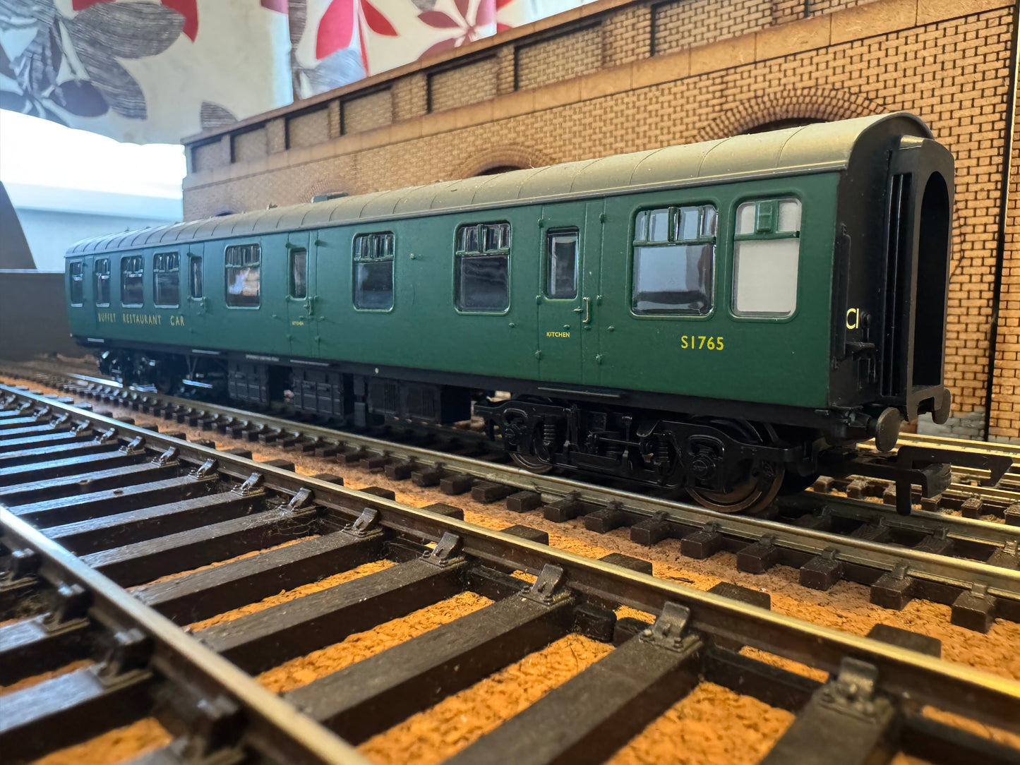 Hornby R4972 (OO) British Railways MK1 Restaurant Buffet No.S1765 in BR Southern Region Green 