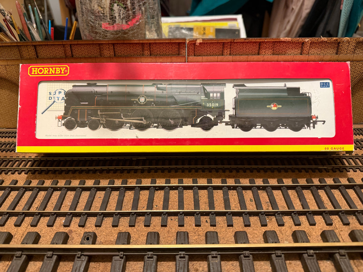 Hornby R2528 (OO) Ex SR, Rebuilt Merchant Navy No.35019 “French Line” in British Railways Lined Passenger Green. (Shed Code 70A, Nine Elms Depot)