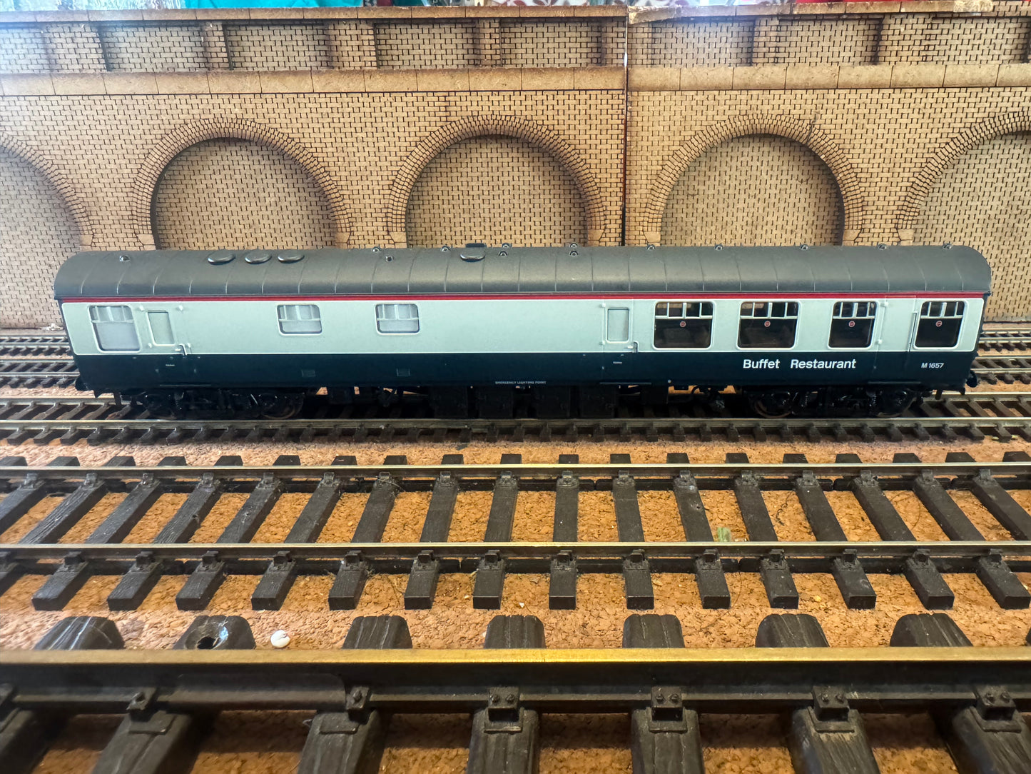 Hornby R4973A (OO) British Railways MK1 Restaurant Buffet Car No.M1657 in British Rail Blue Grey