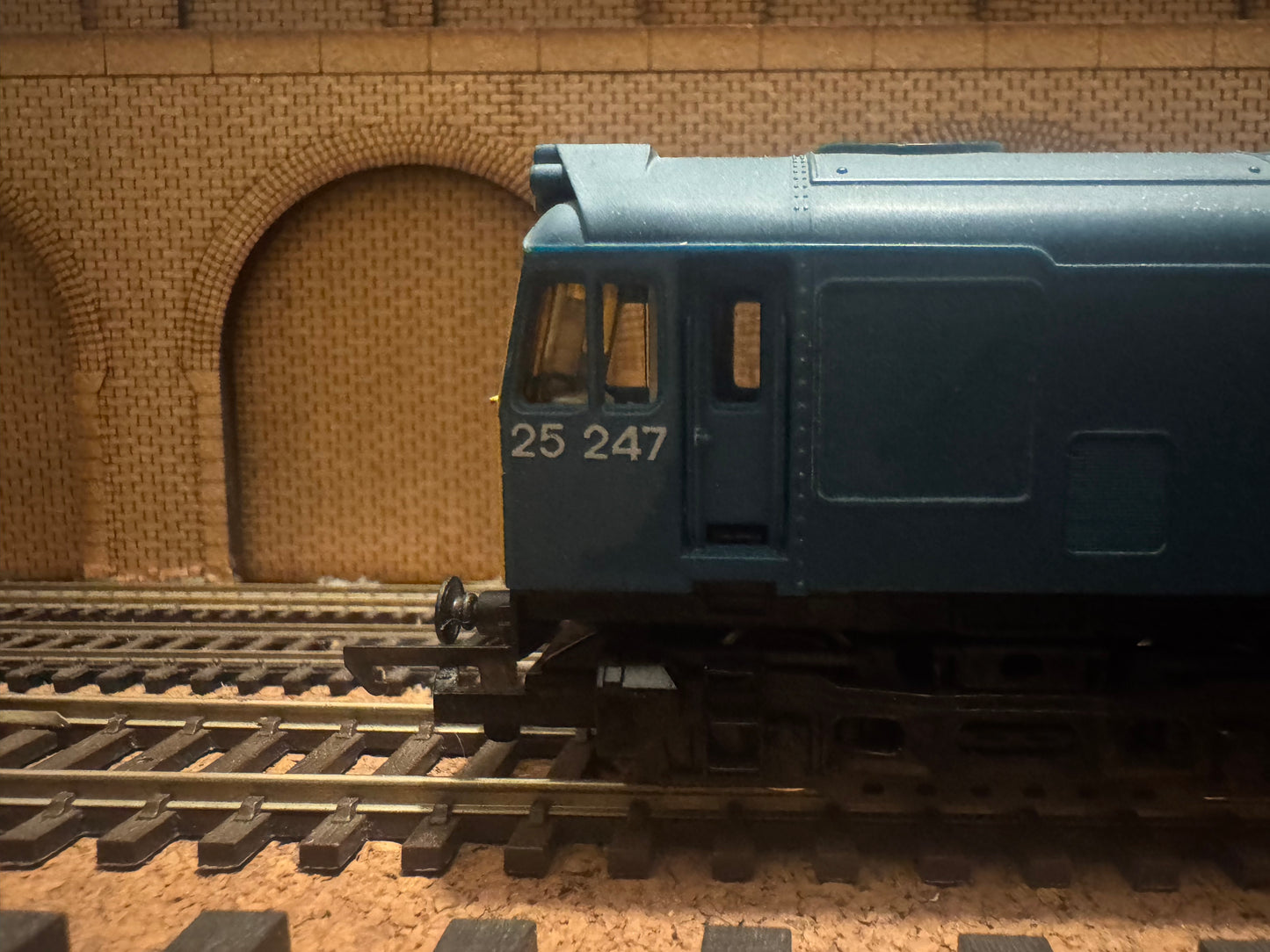 Hornby R068 (OO) British Railways Class 25/2 No.25247 in British Rail Blue. DCC Fitted